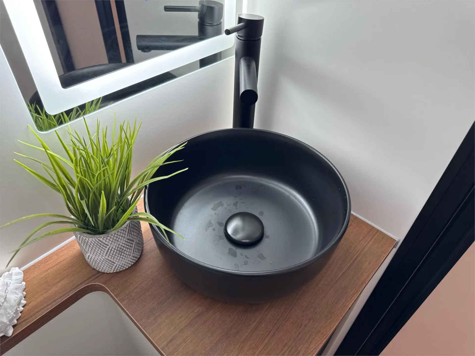 https://media-caravea.syd1.digitaloceanspaces.com/caravans/95EIC21753/exterior-53.webp