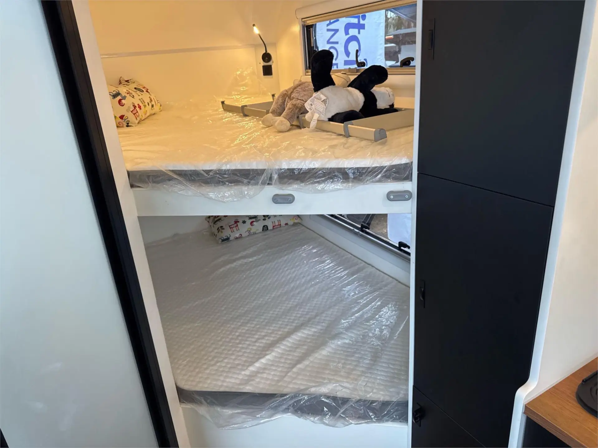 https://media-caravea.syd1.digitaloceanspaces.com/caravans/95EIC21753/exterior-59.webp