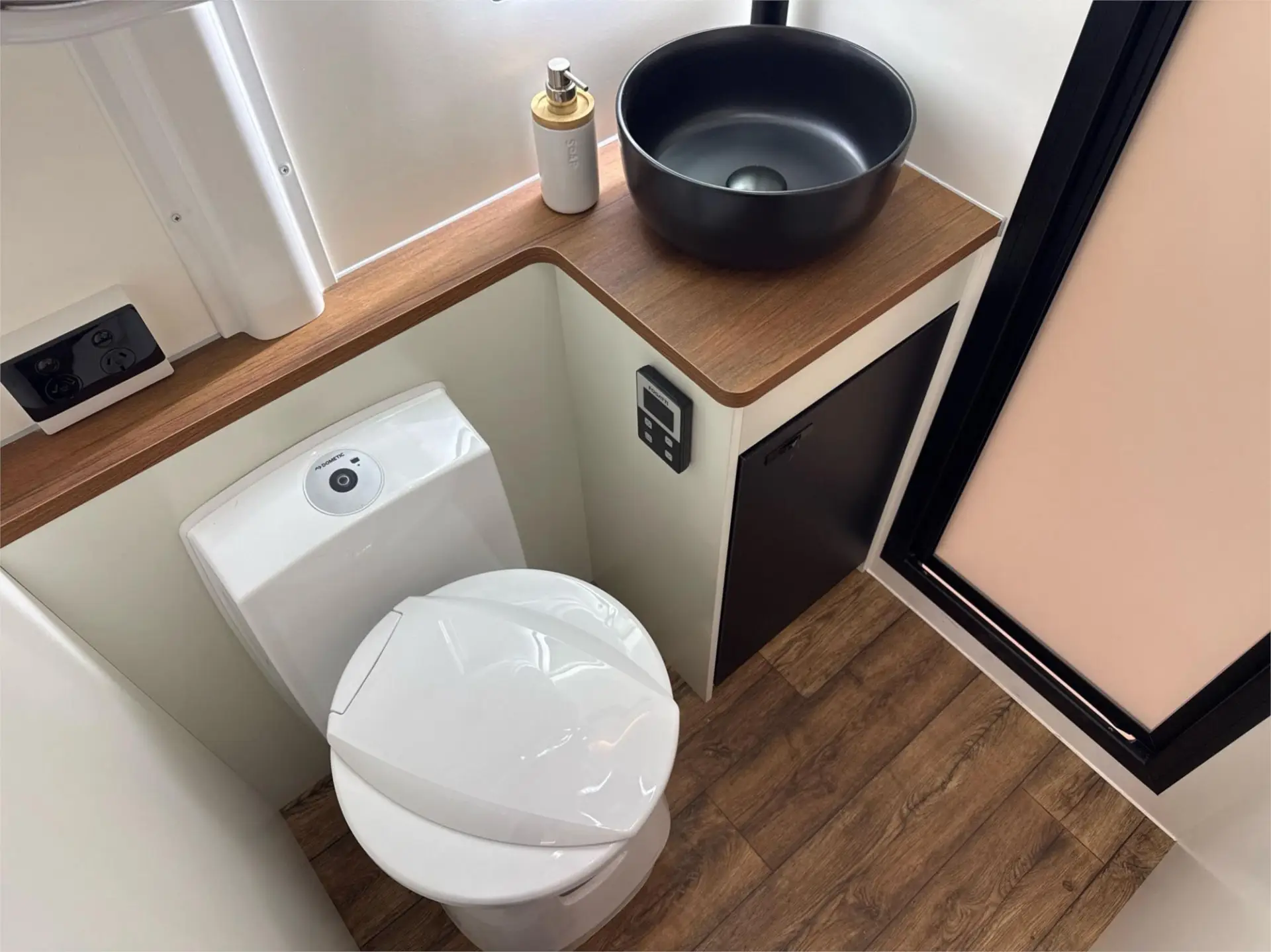 https://media-caravea.syd1.digitaloceanspaces.com/caravans/95EIC21753/exterior-60.webp