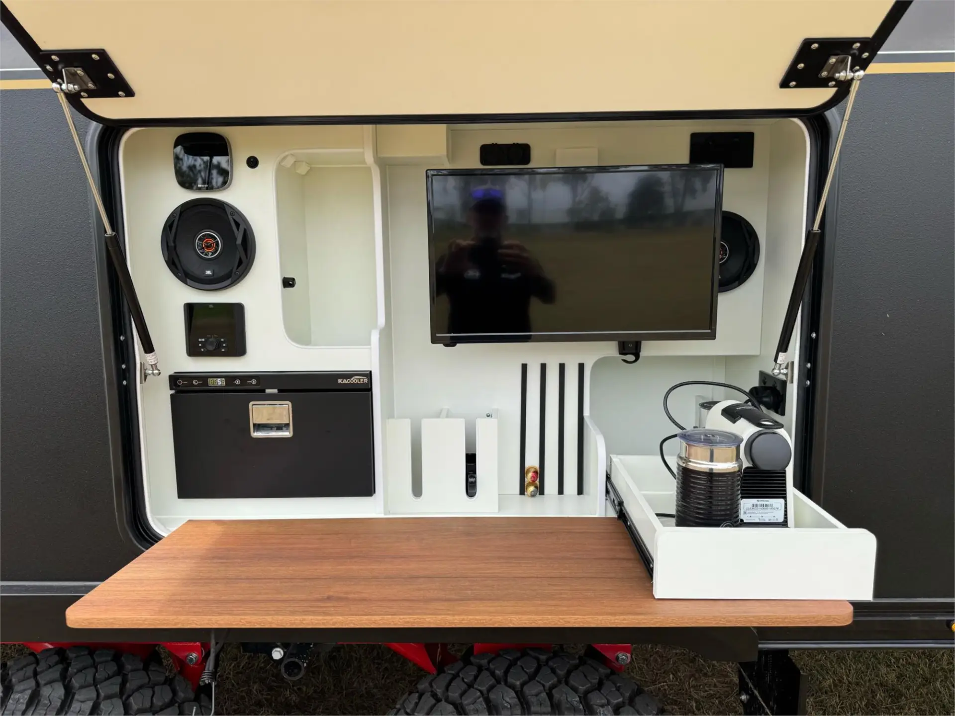 https://media-caravea.syd1.digitaloceanspaces.com/caravans/95EIC21753/exterior-9.webp