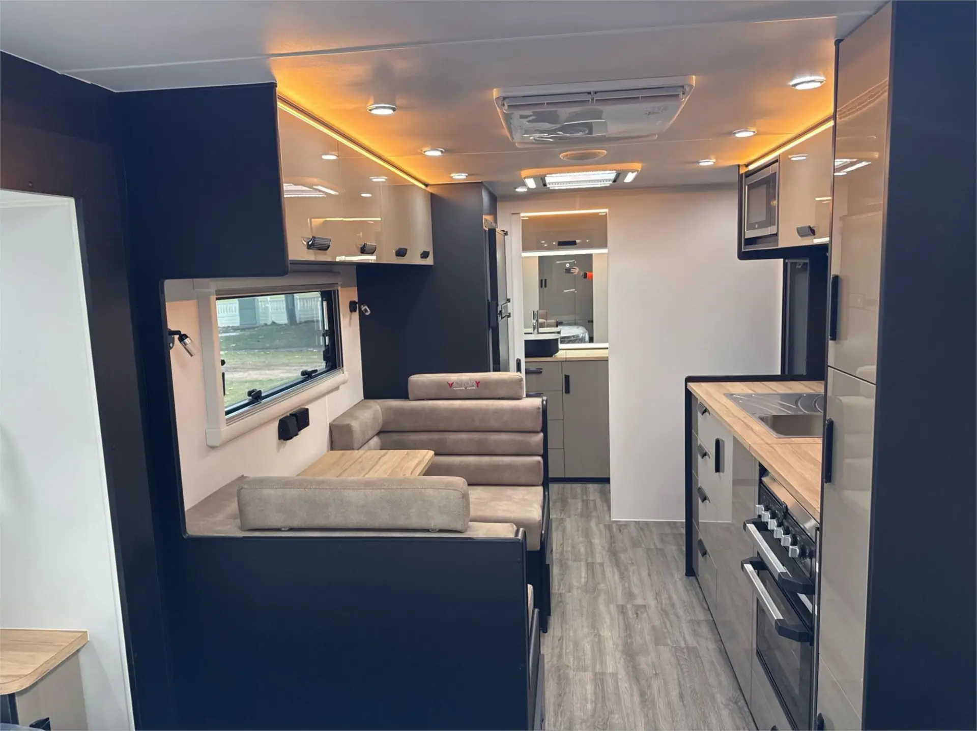 https://media-caravea.syd1.digitaloceanspaces.com/caravans/95EIC21892/exterior-1.webp