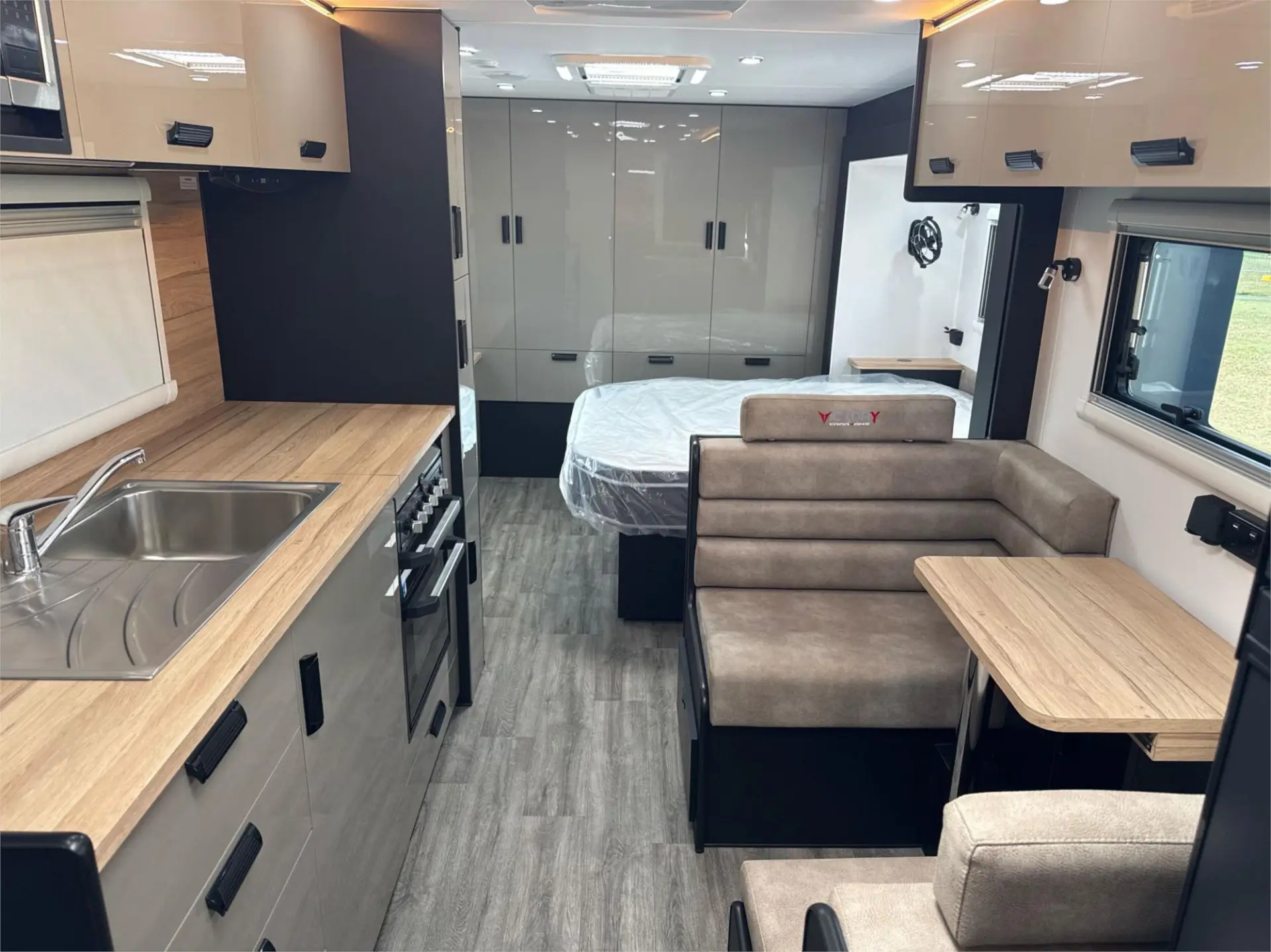 https://media-caravea.syd1.digitaloceanspaces.com/caravans/95EIC21892/exterior-11.webp