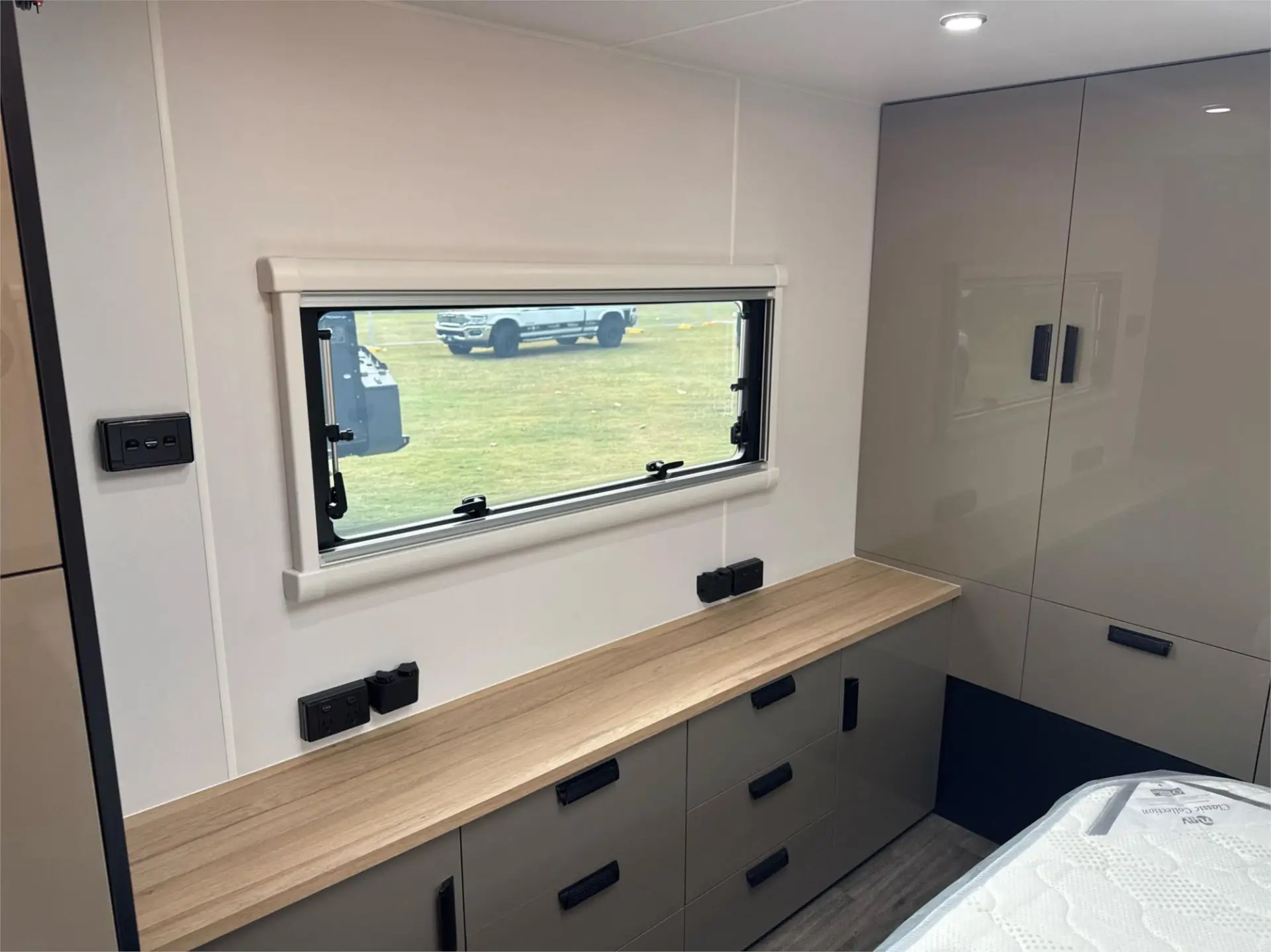 https://media-caravea.syd1.digitaloceanspaces.com/caravans/95EIC21892/exterior-15.webp