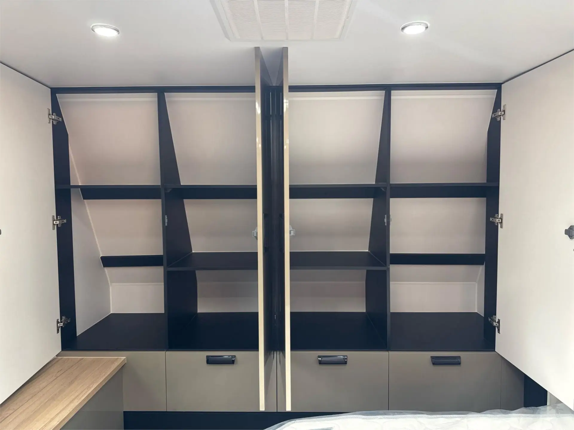 https://media-caravea.syd1.digitaloceanspaces.com/caravans/95EIC21892/exterior-17.webp