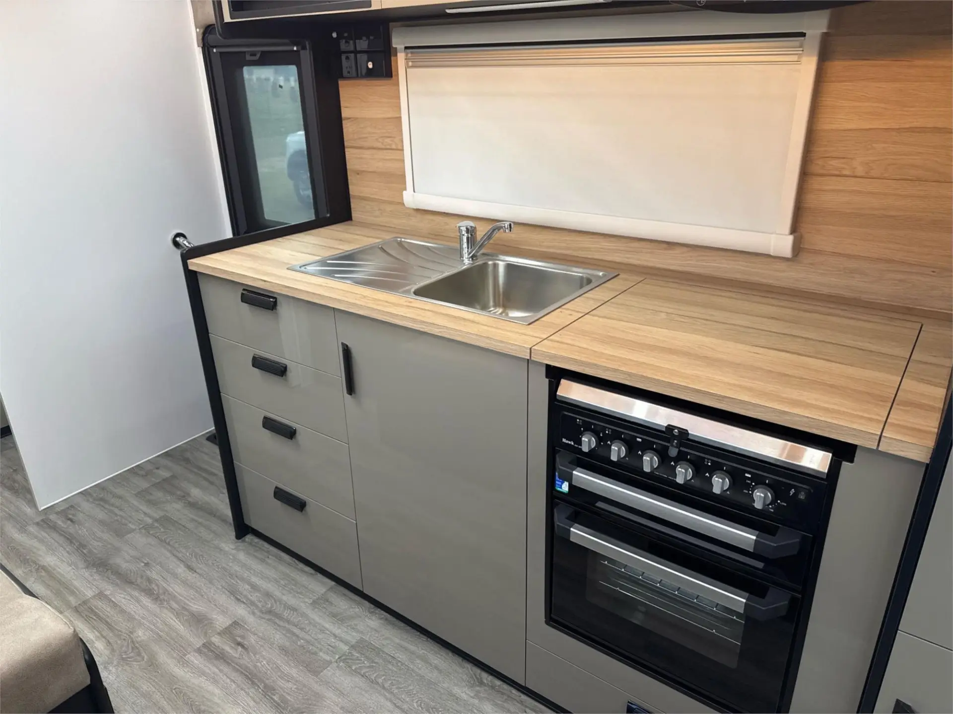 https://media-caravea.syd1.digitaloceanspaces.com/caravans/95EIC21892/exterior-19.webp
