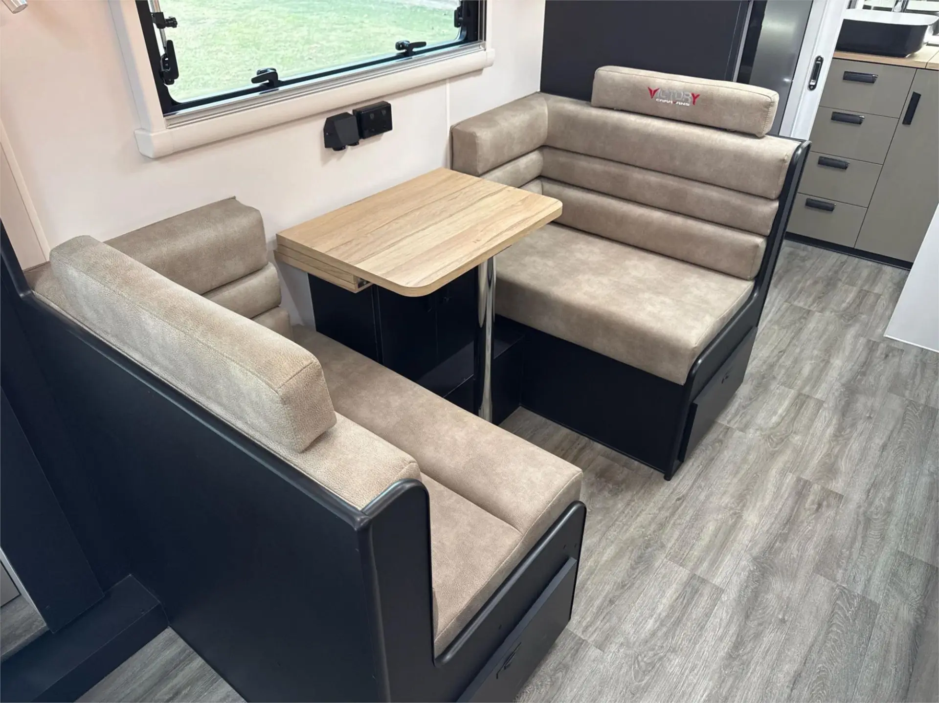 https://media-caravea.syd1.digitaloceanspaces.com/caravans/95EIC21892/exterior-2.webp
