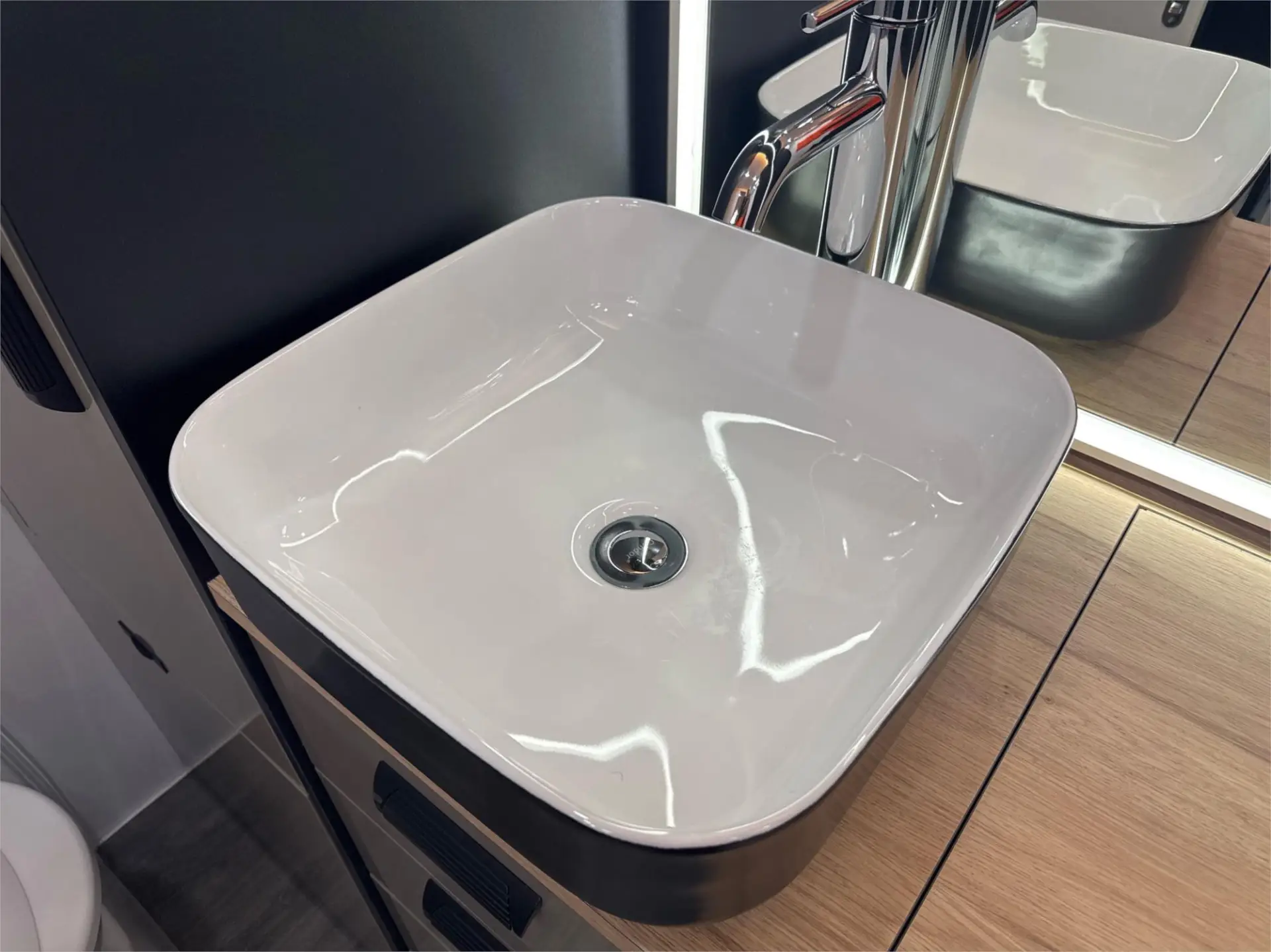https://media-caravea.syd1.digitaloceanspaces.com/caravans/95EIC21892/exterior-3.webp