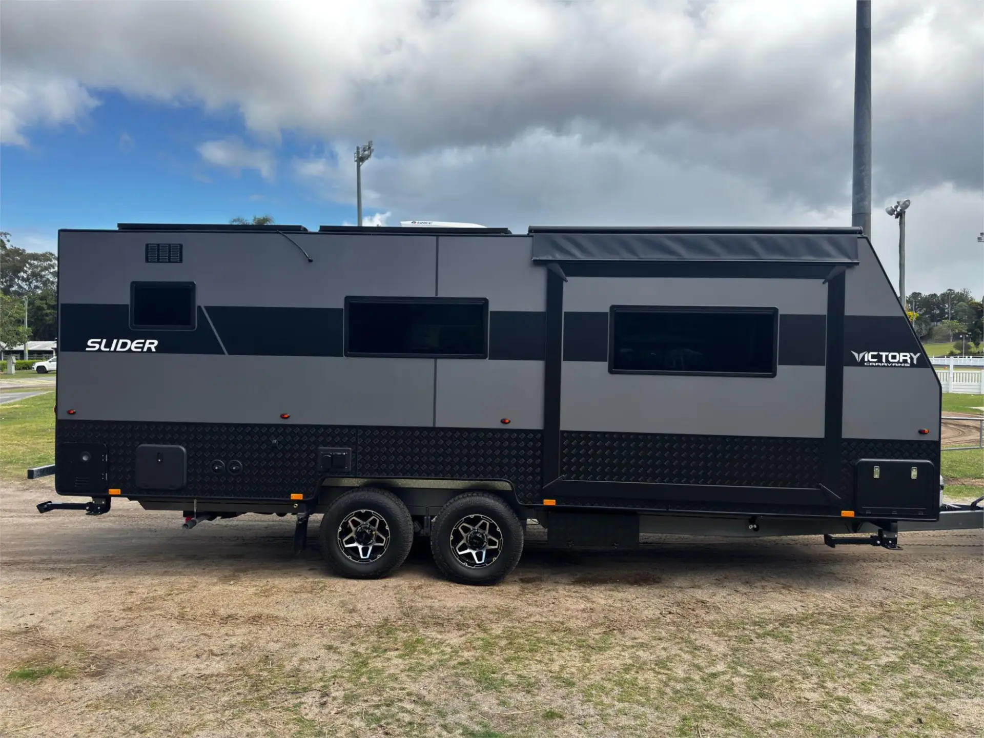 https://media-caravea.syd1.digitaloceanspaces.com/caravans/95EIC21892/exterior-7.webp