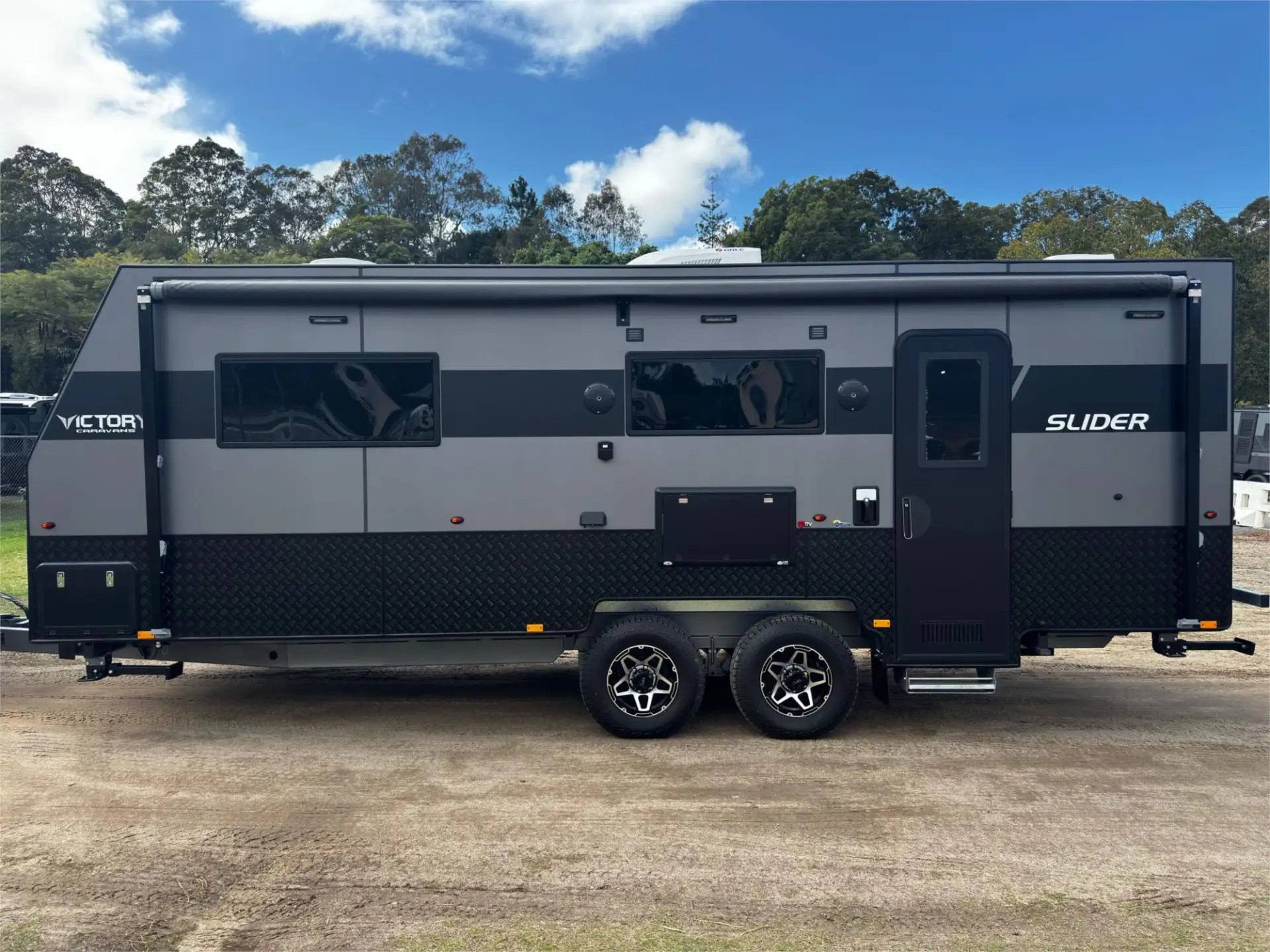 https://media-caravea.syd1.digitaloceanspaces.com/caravans/95EIC21892/exterior-8.webp