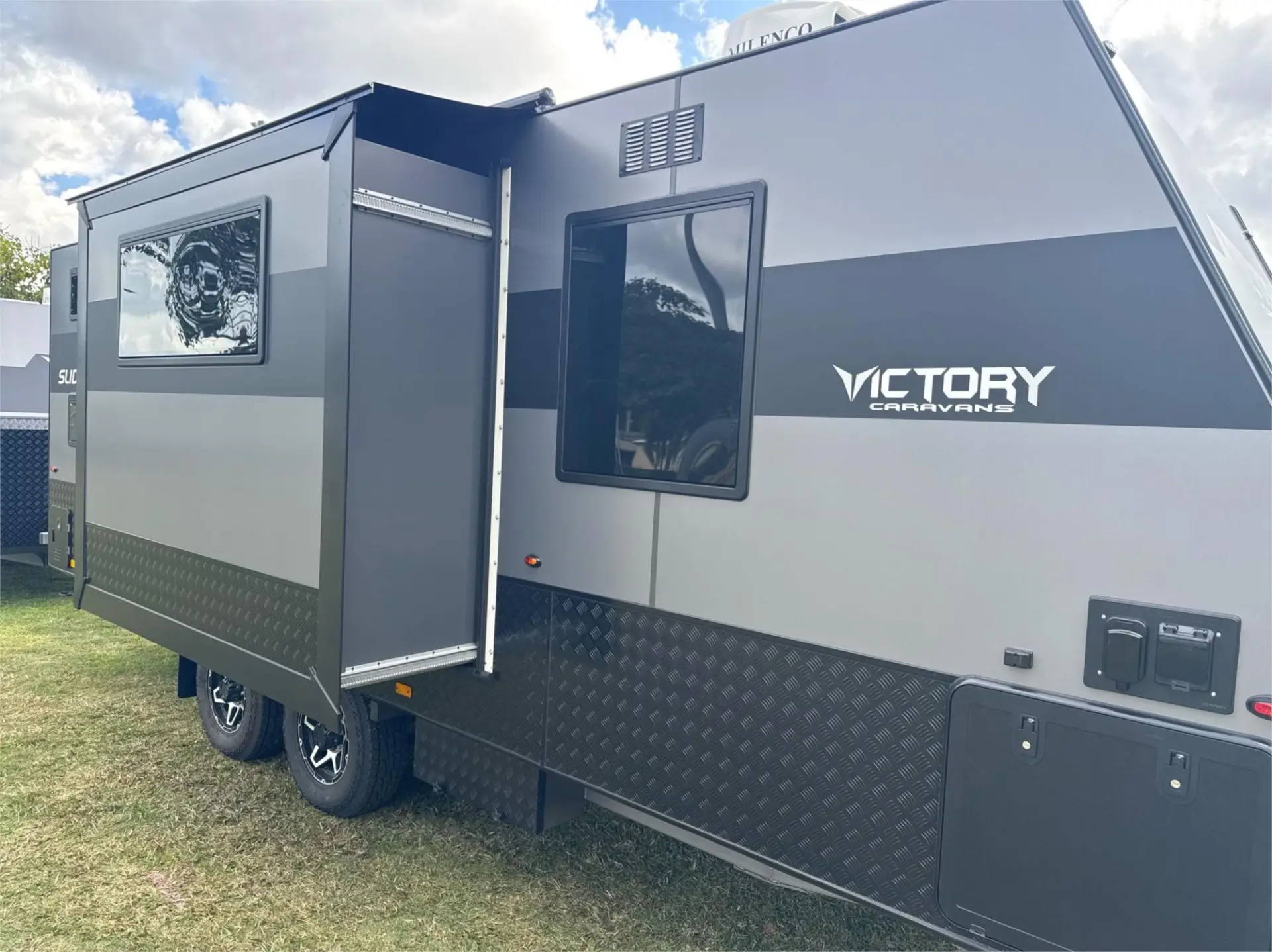 https://media-caravea.syd1.digitaloceanspaces.com/caravans/95EIC21894/exterior-10.webp