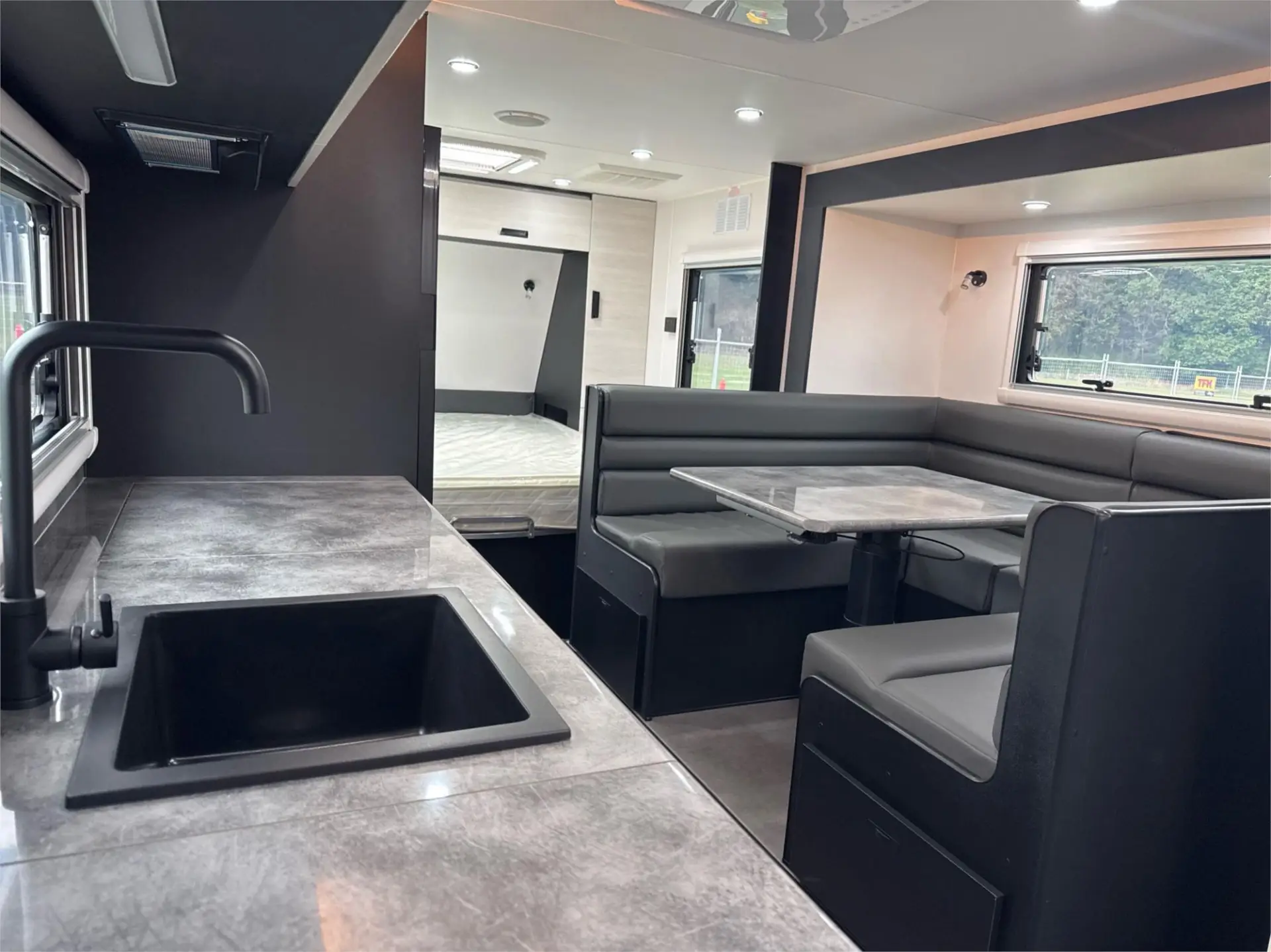 https://media-caravea.syd1.digitaloceanspaces.com/caravans/95EIC21894/exterior-11.webp