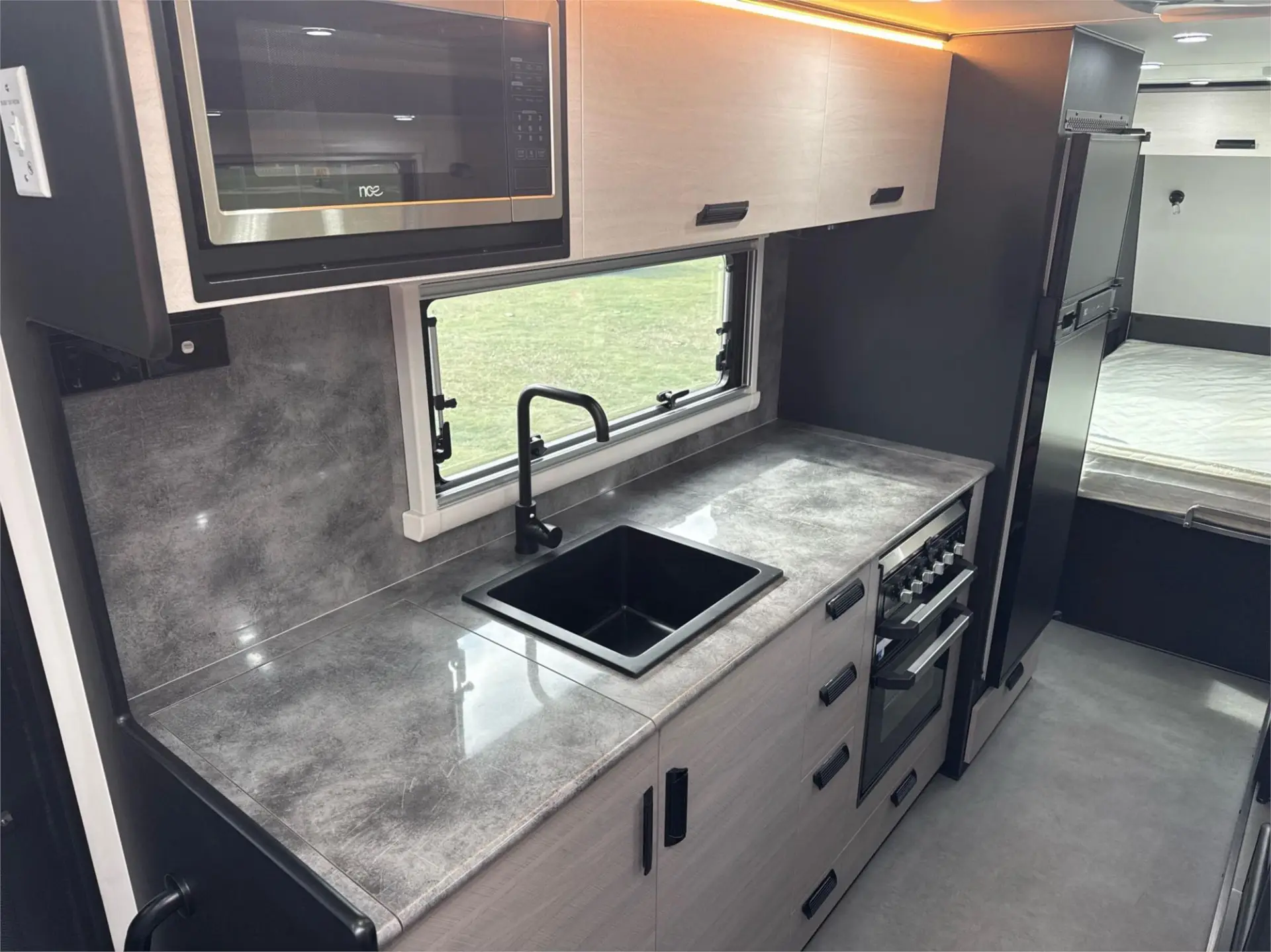 https://media-caravea.syd1.digitaloceanspaces.com/caravans/95EIC21894/exterior-14.webp