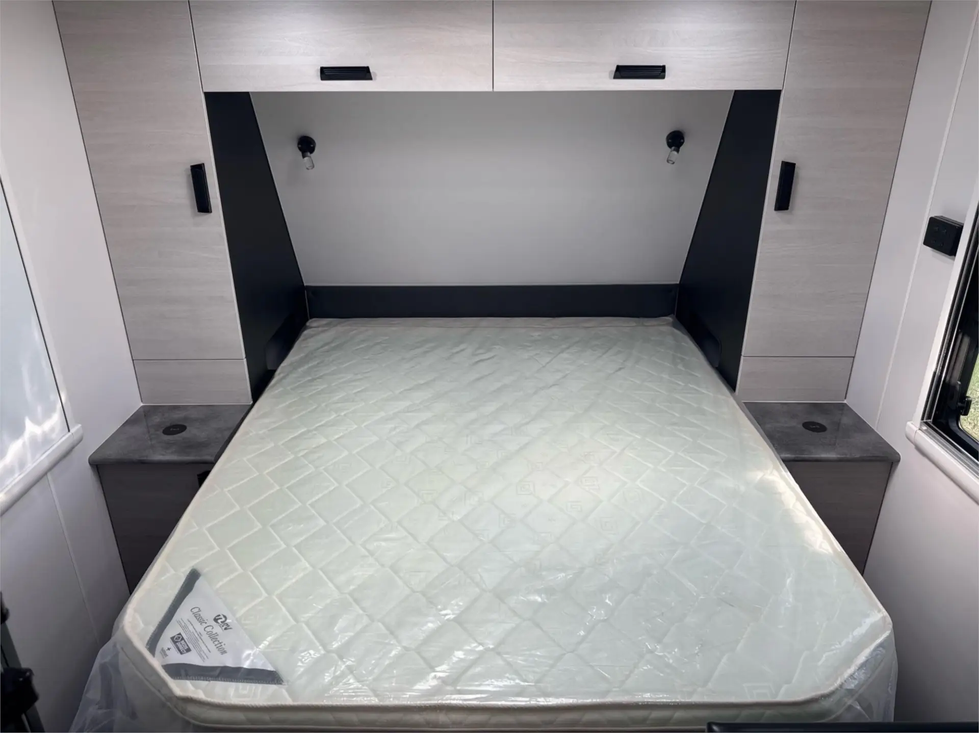 https://media-caravea.syd1.digitaloceanspaces.com/caravans/95EIC21894/exterior-15.webp