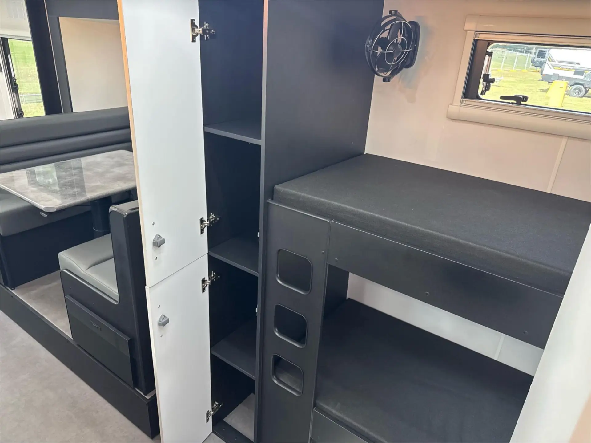 https://media-caravea.syd1.digitaloceanspaces.com/caravans/95EIC21894/exterior-16.webp