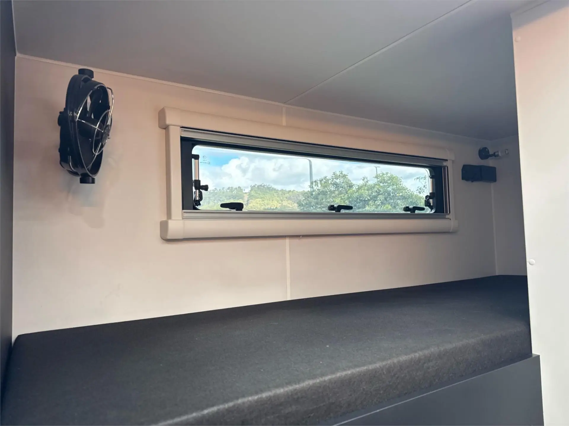 https://media-caravea.syd1.digitaloceanspaces.com/caravans/95EIC21894/exterior-18.webp