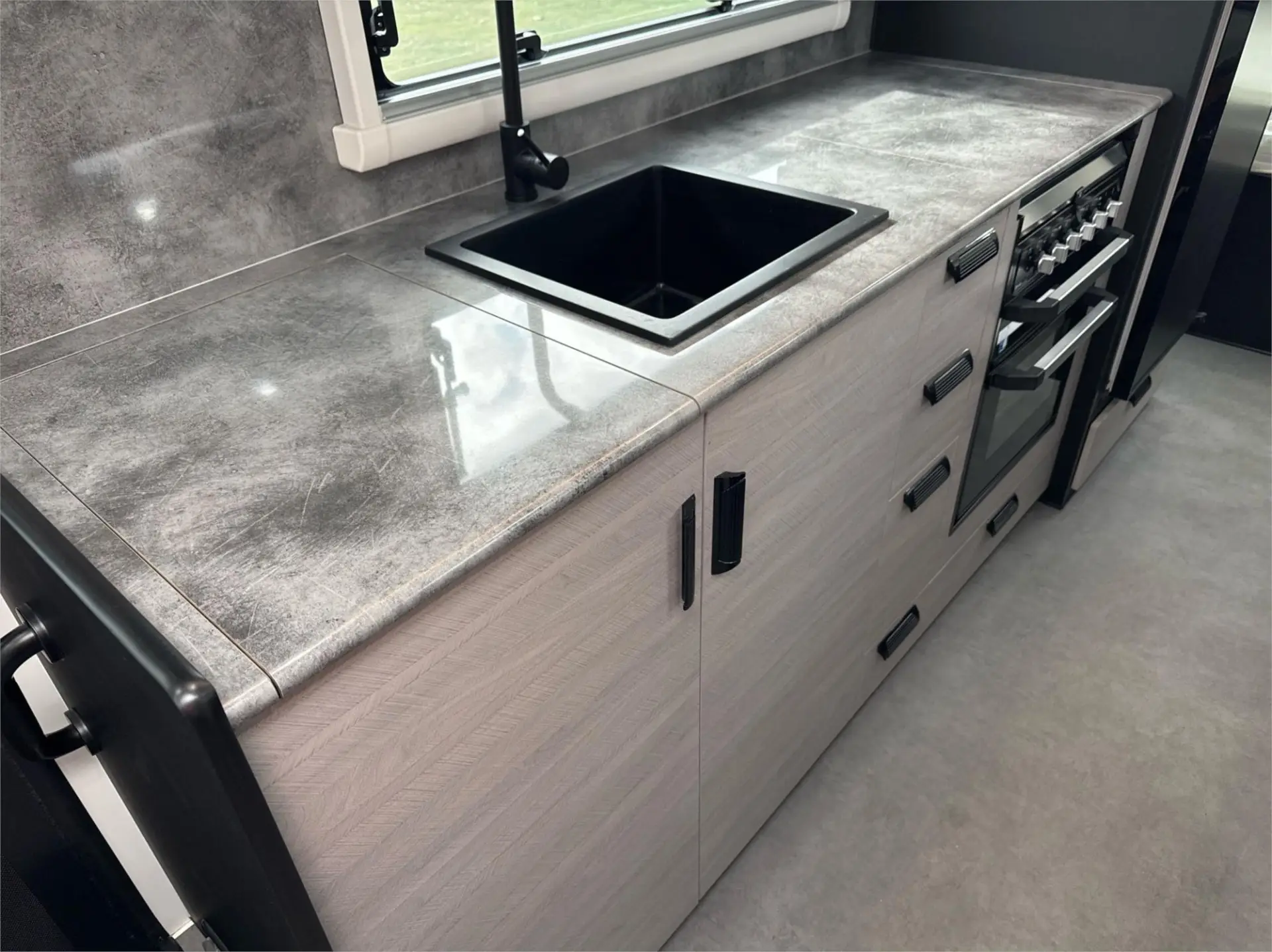 https://media-caravea.syd1.digitaloceanspaces.com/caravans/95EIC21894/exterior-19.webp