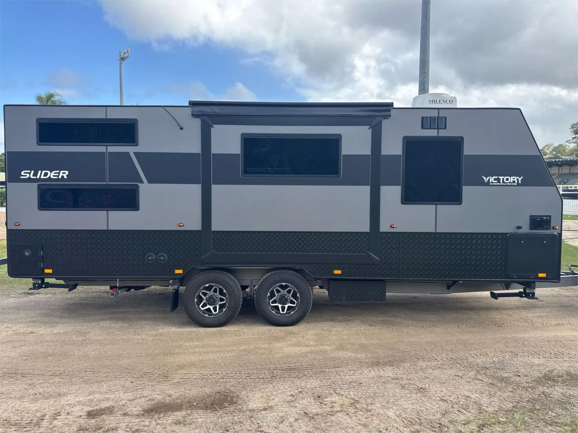 https://media-caravea.syd1.digitaloceanspaces.com/caravans/95EIC21894/exterior-6.webp