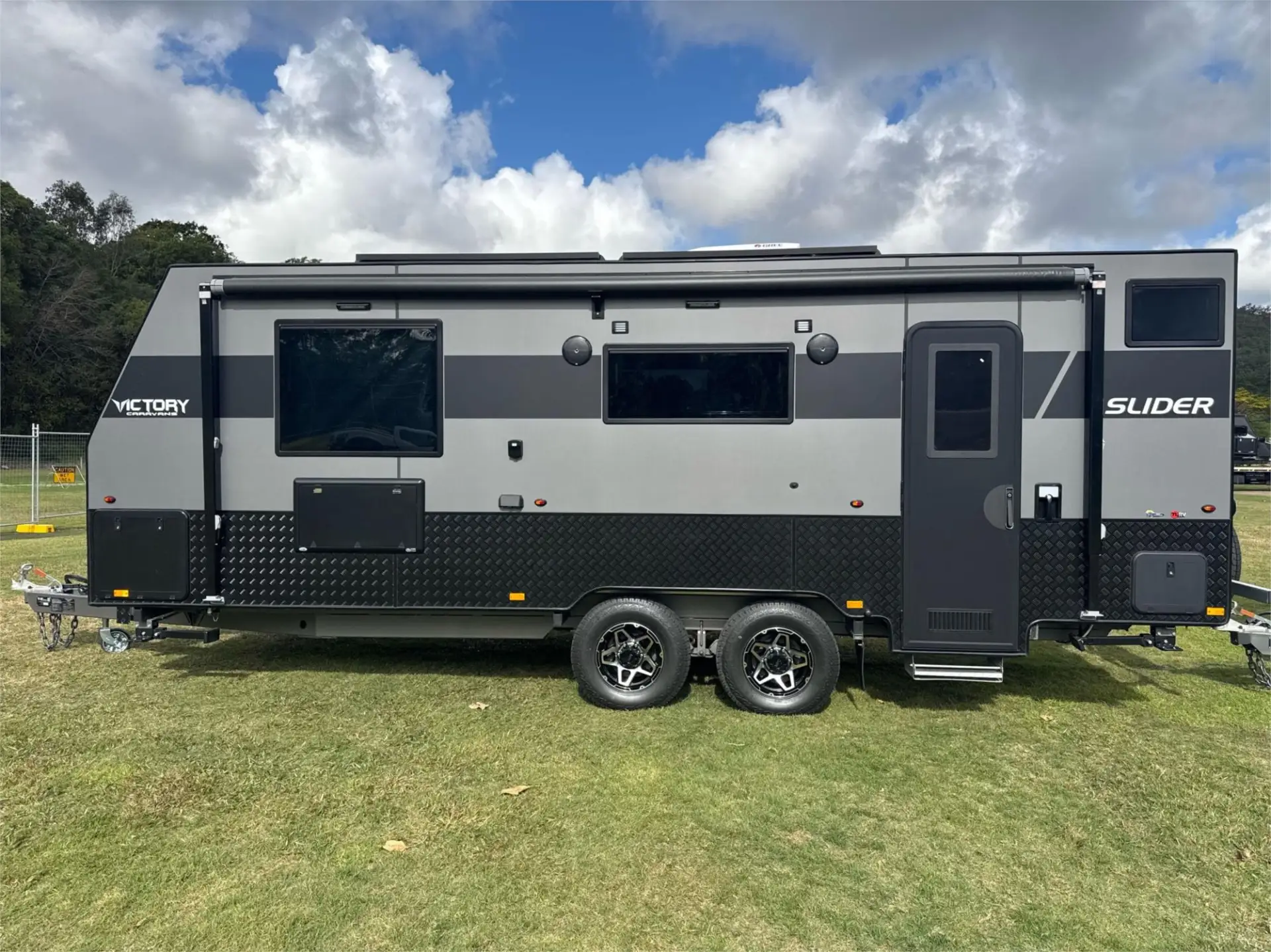 https://media-caravea.syd1.digitaloceanspaces.com/caravans/95EIC21894/exterior-8.webp