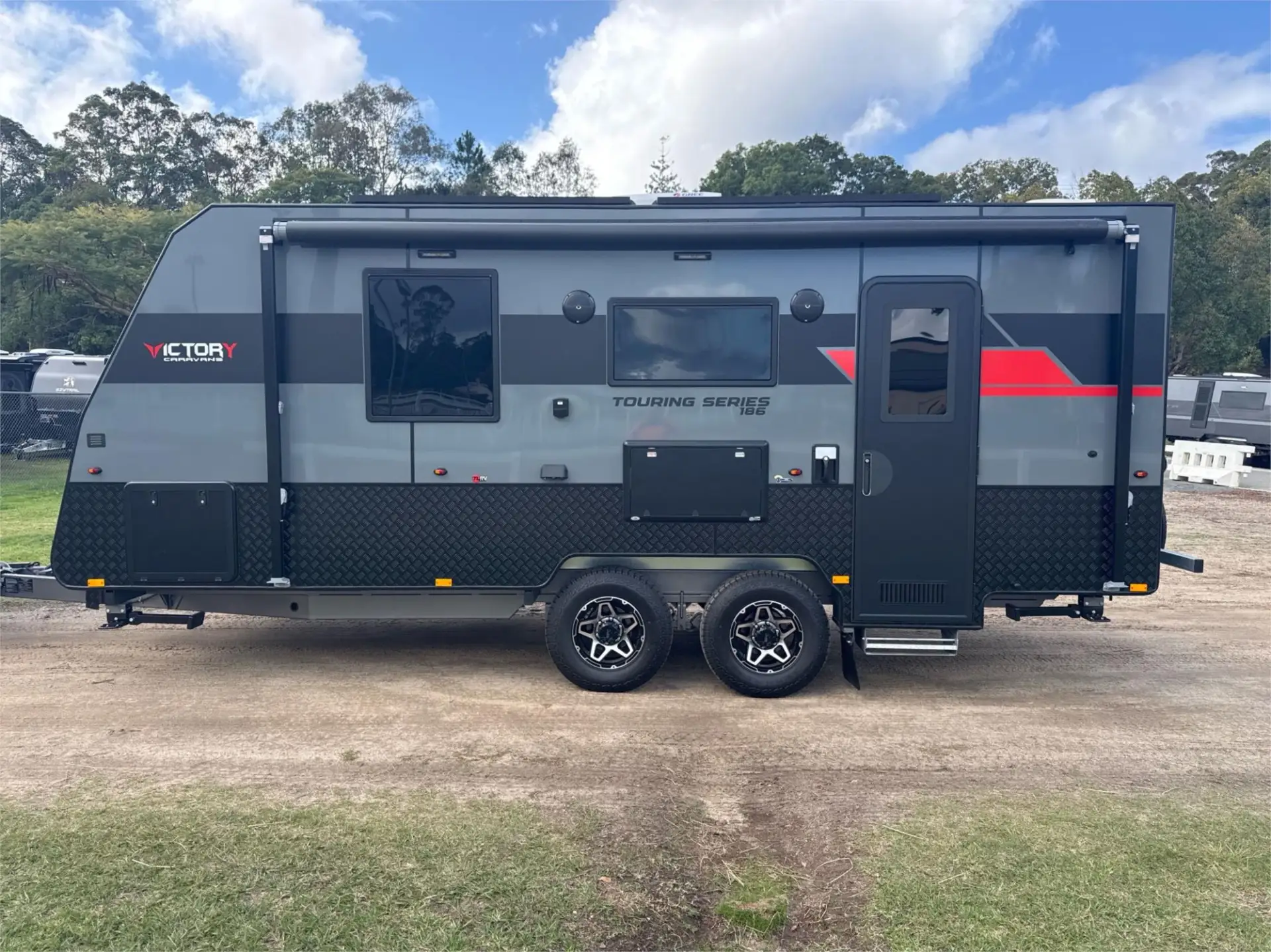 https://media-caravea.syd1.digitaloceanspaces.com/caravans/95EIC22111/exterior-13.webp