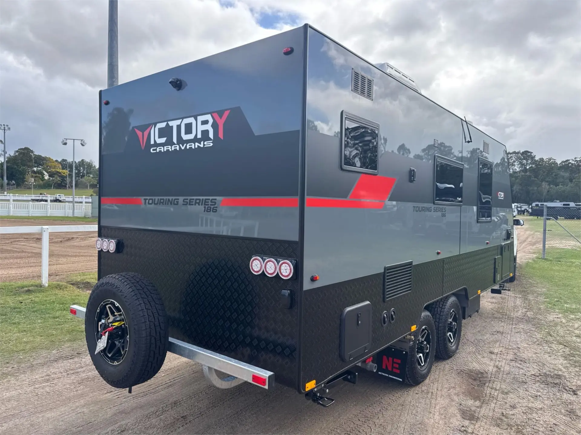 https://media-caravea.syd1.digitaloceanspaces.com/caravans/95EIC22111/exterior-14.webp