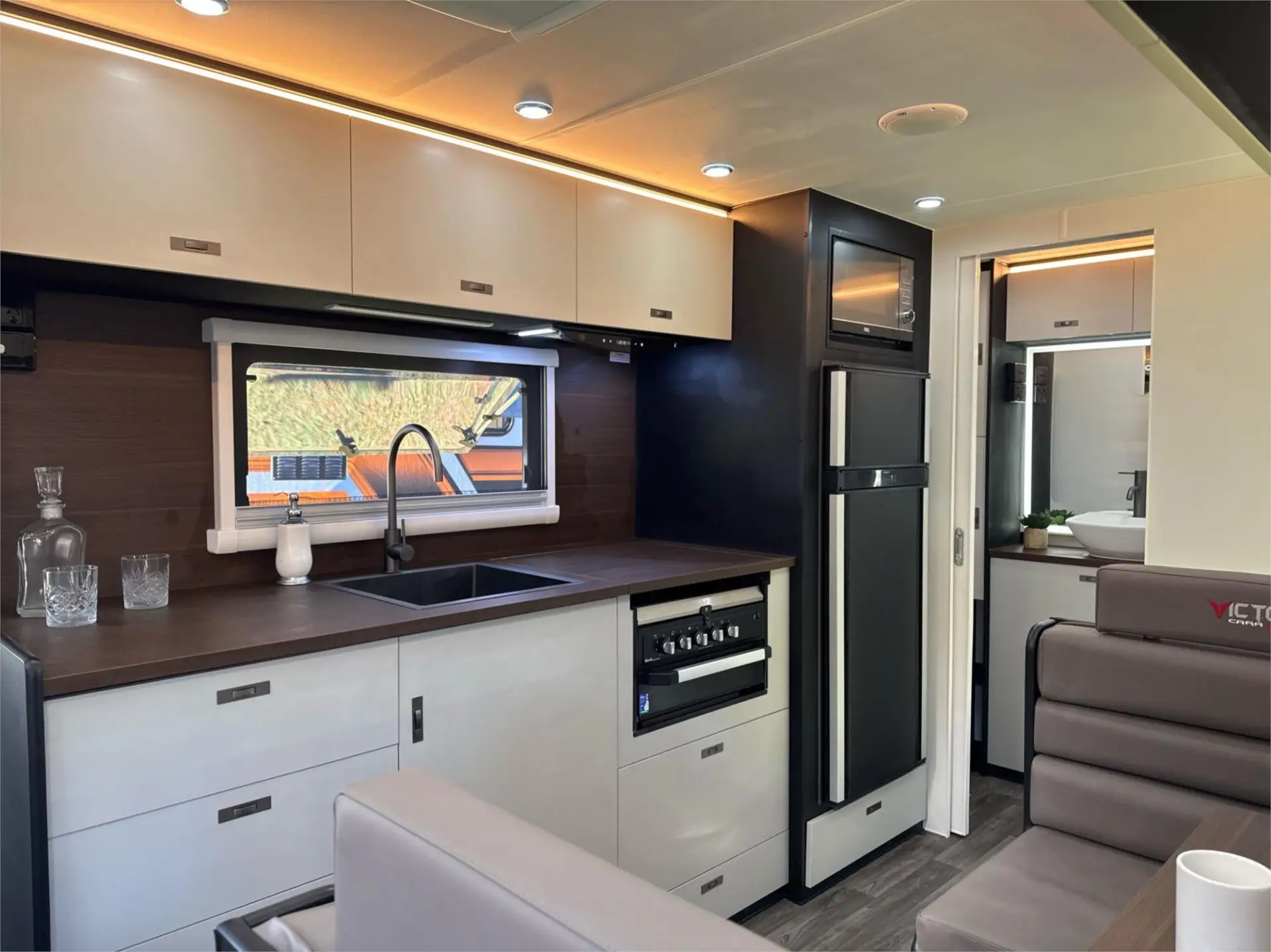 https://media-caravea.syd1.digitaloceanspaces.com/caravans/95EIC22111/exterior-17.webp