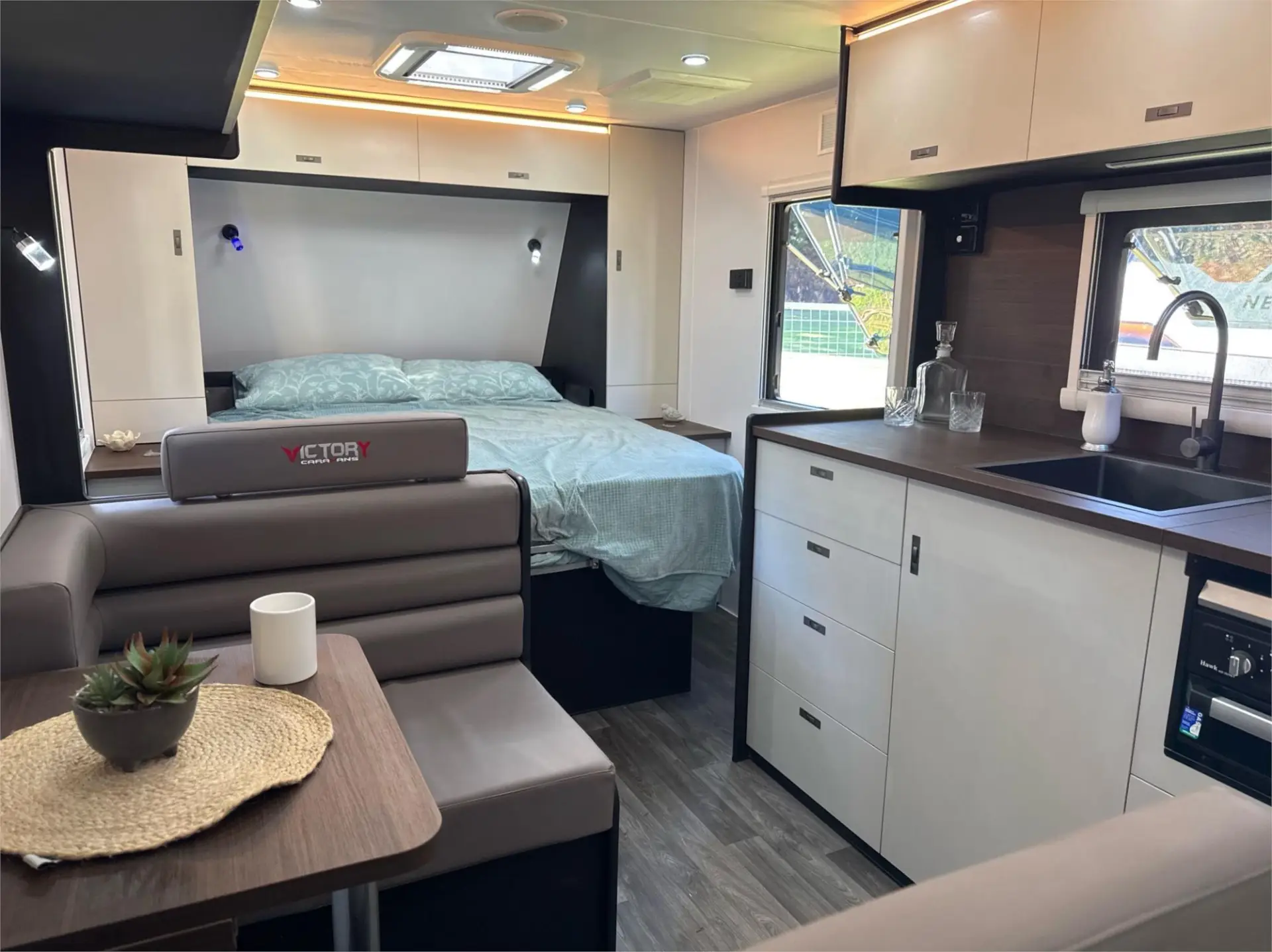 https://media-caravea.syd1.digitaloceanspaces.com/caravans/95EIC22111/exterior-18.webp