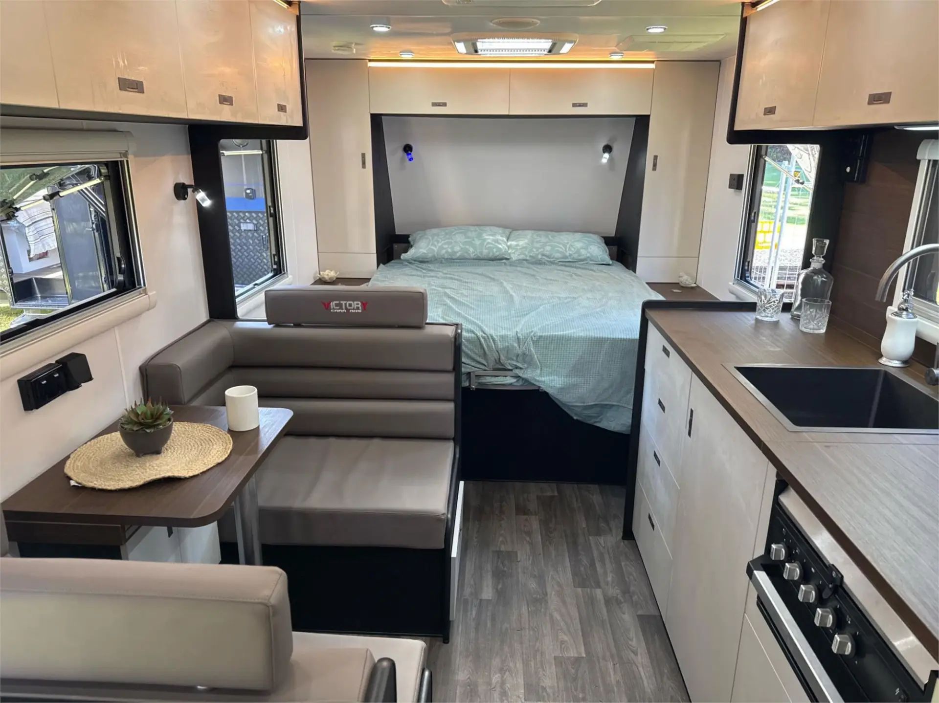 https://media-caravea.syd1.digitaloceanspaces.com/caravans/95EIC22111/exterior-19.webp