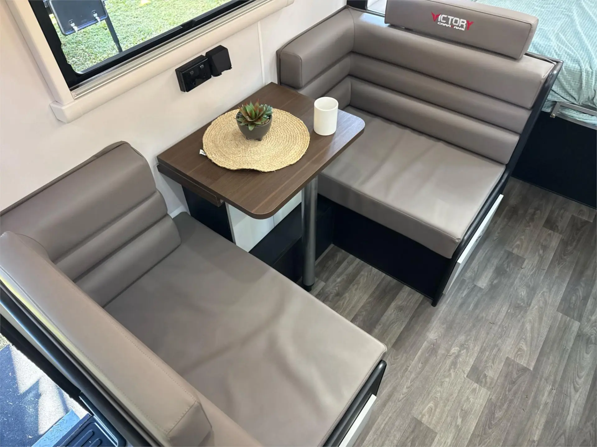 https://media-caravea.syd1.digitaloceanspaces.com/caravans/95EIC22111/exterior-4.webp