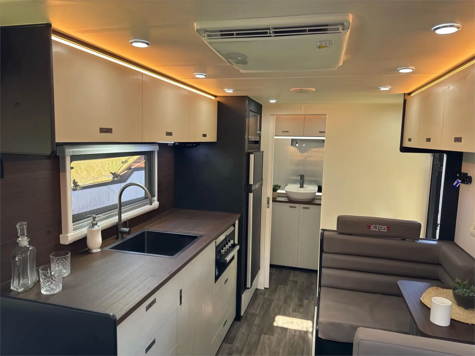 https://media-caravea.syd1.digitaloceanspaces.com/caravans/95EIC22111/exterior-6.webp
