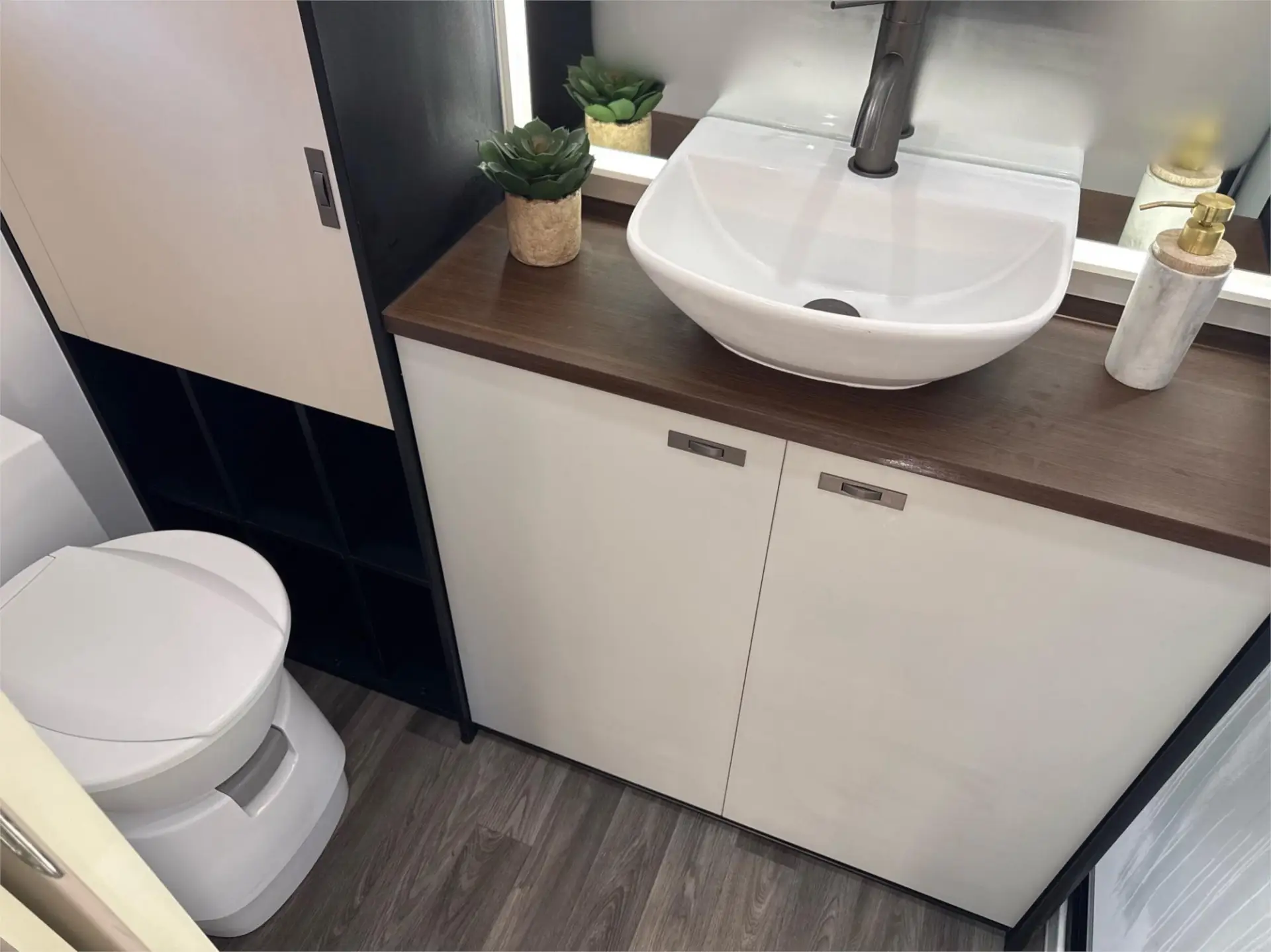 https://media-caravea.syd1.digitaloceanspaces.com/caravans/95EIC22111/exterior-7.webp