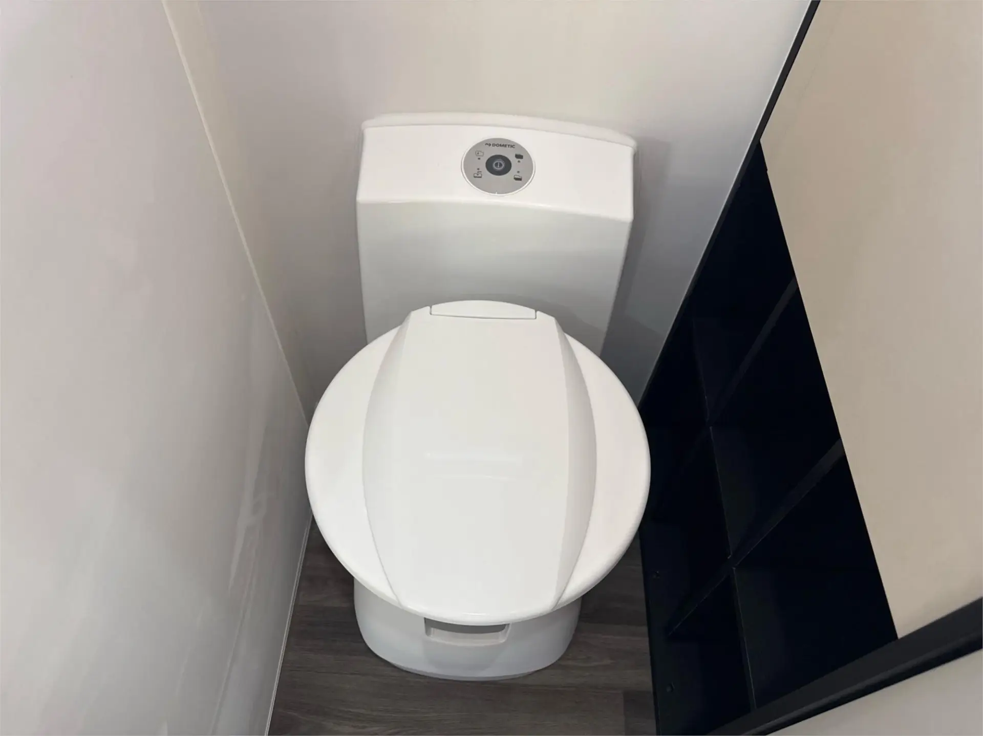 https://media-caravea.syd1.digitaloceanspaces.com/caravans/95EIC22111/exterior-8.webp