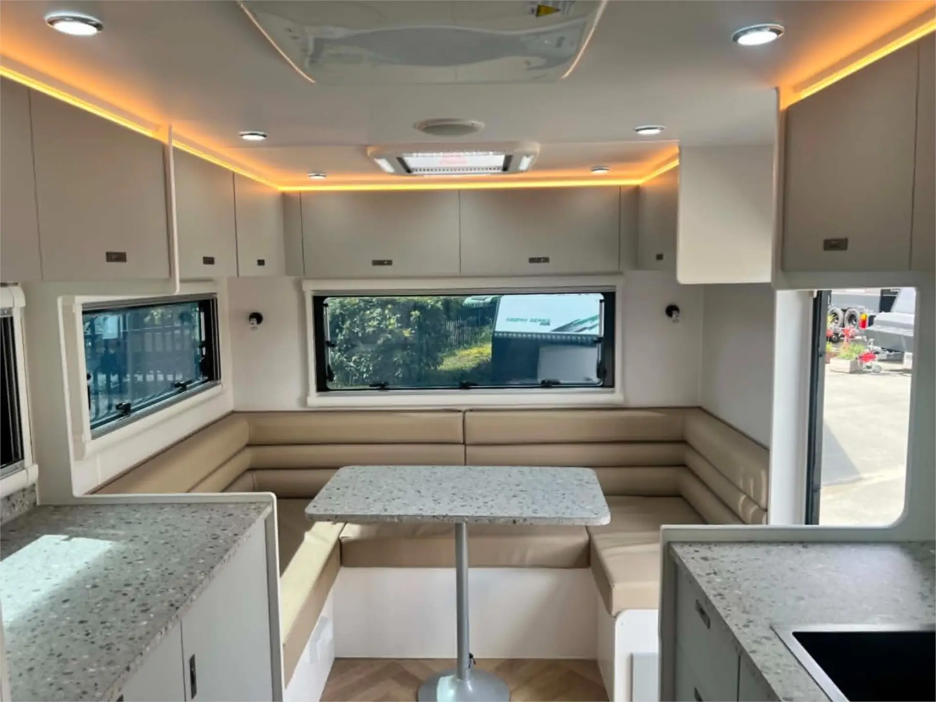 https://media-caravea.syd1.digitaloceanspaces.com/caravans/95EIC22112/exterior-10.webp