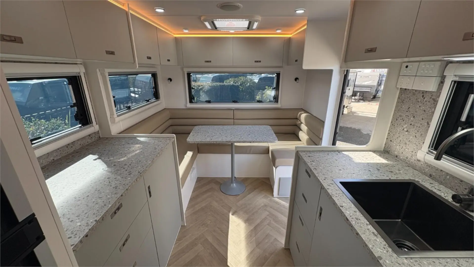 https://media-caravea.syd1.digitaloceanspaces.com/caravans/95EIC22112/exterior-14.webp