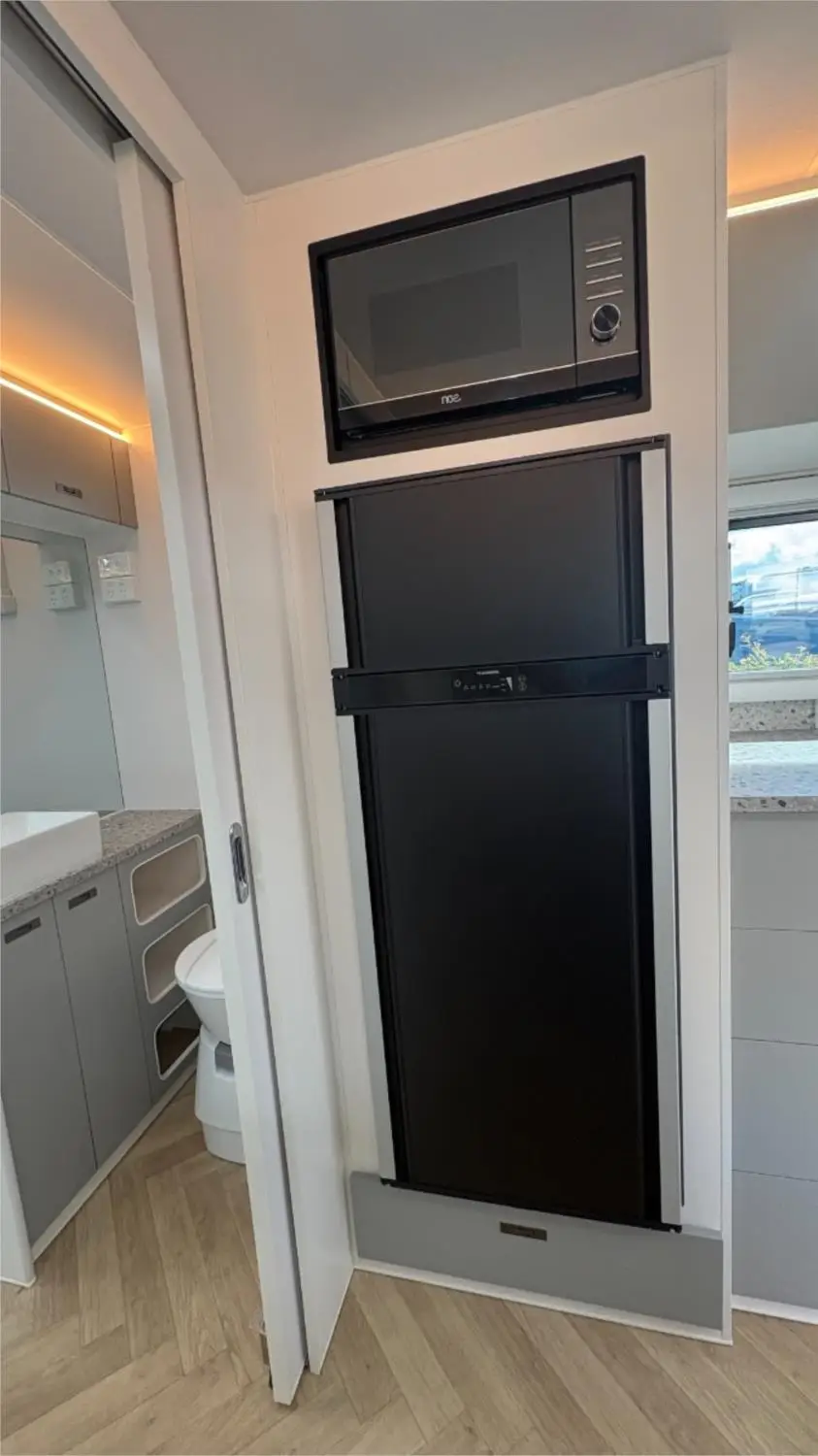 https://media-caravea.syd1.digitaloceanspaces.com/caravans/95EIC22112/exterior-15.webp