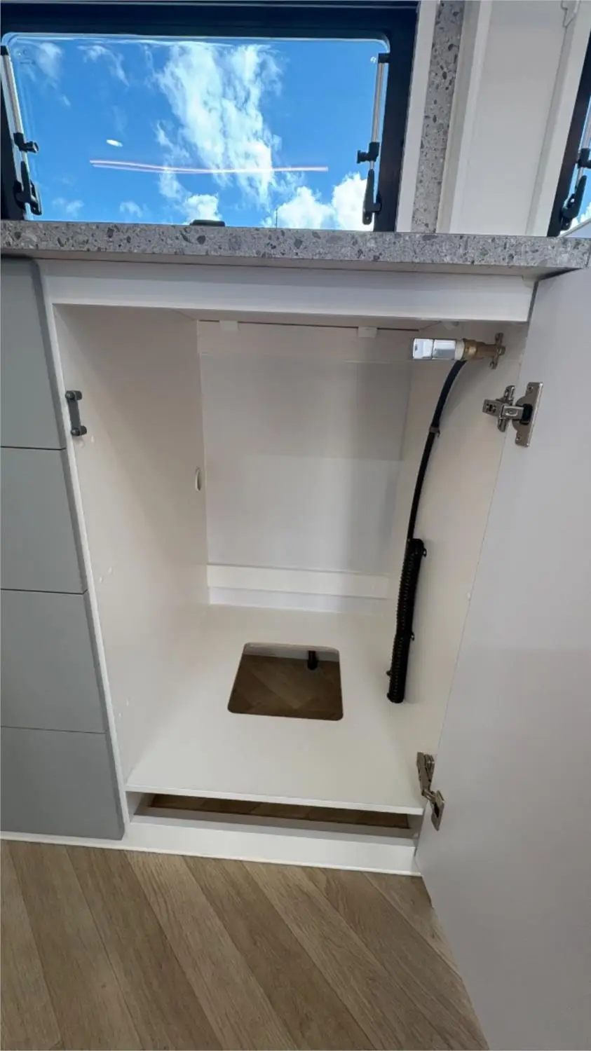 https://media-caravea.syd1.digitaloceanspaces.com/caravans/95EIC22112/exterior-16.webp