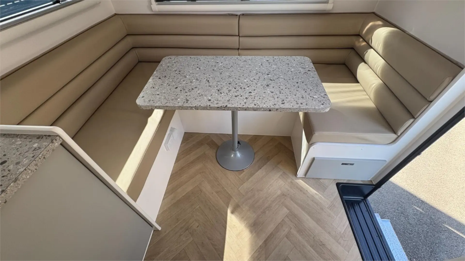 https://media-caravea.syd1.digitaloceanspaces.com/caravans/95EIC22112/exterior-17.webp