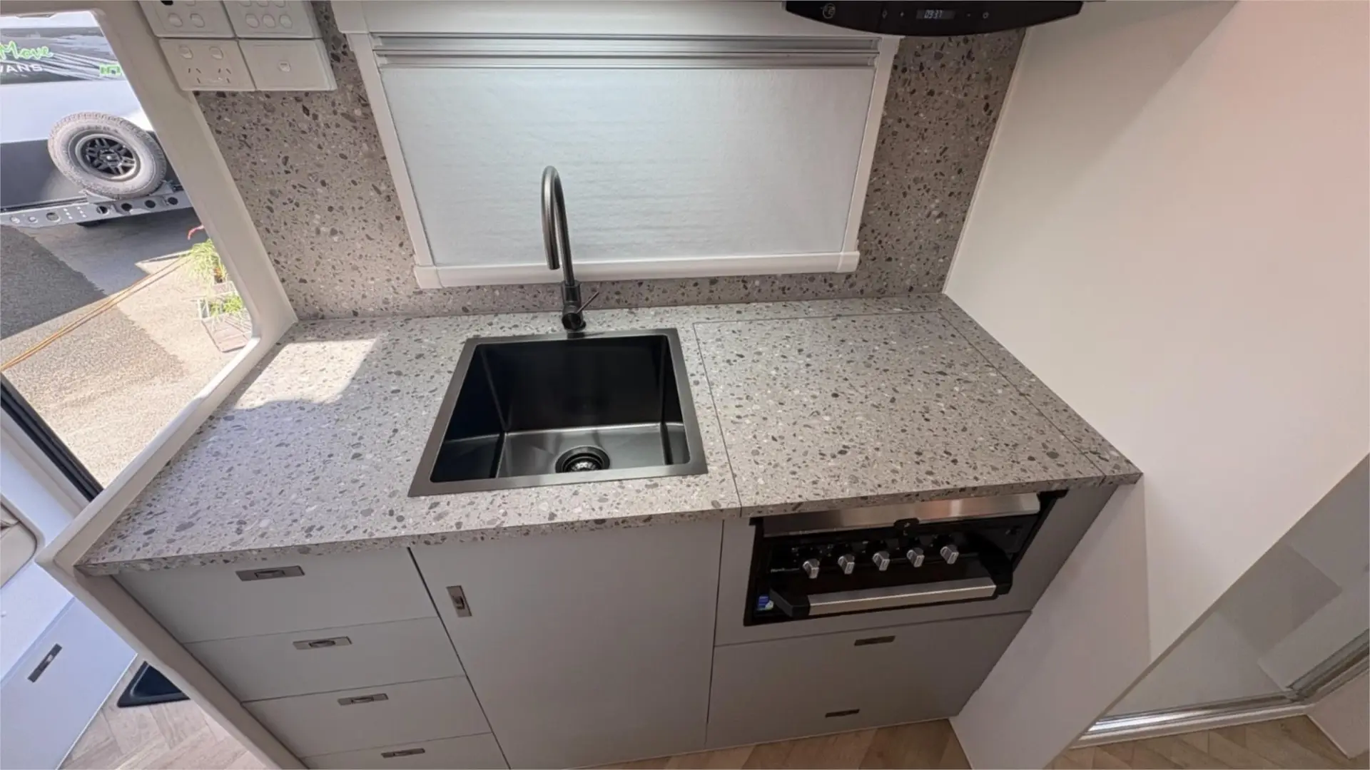https://media-caravea.syd1.digitaloceanspaces.com/caravans/95EIC22112/exterior-19.webp