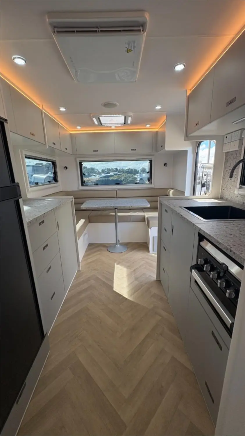 https://media-caravea.syd1.digitaloceanspaces.com/caravans/95EIC22112/exterior-21.webp