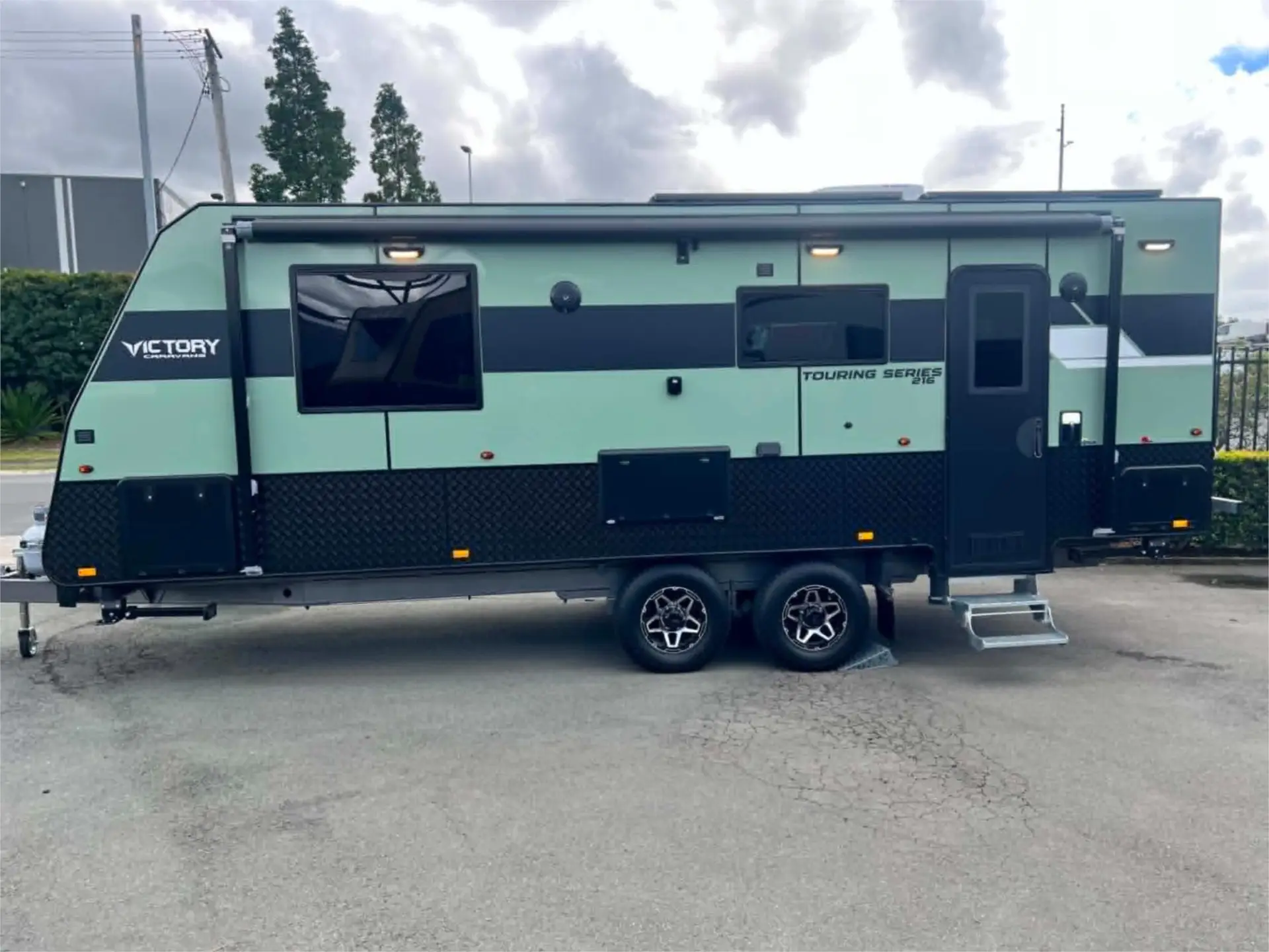https://media-caravea.syd1.digitaloceanspaces.com/caravans/95EIC22112/exterior-22.webp