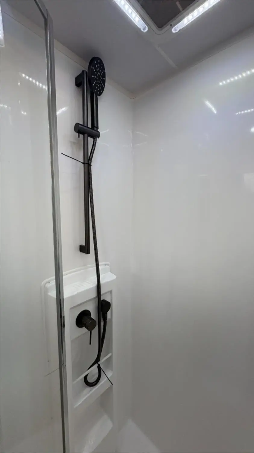 https://media-caravea.syd1.digitaloceanspaces.com/caravans/95EIC22112/exterior-23.webp