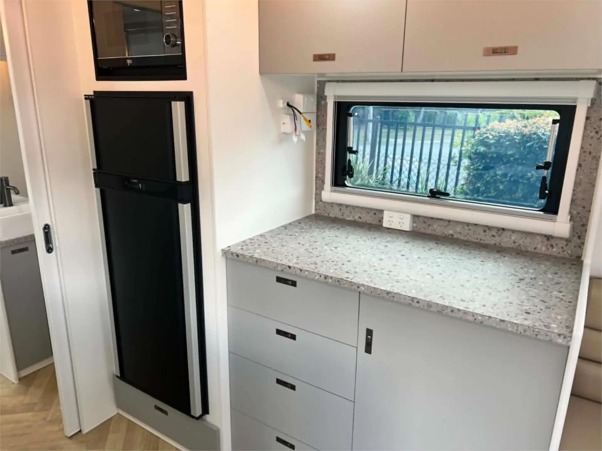 https://media-caravea.syd1.digitaloceanspaces.com/caravans/95EIC22112/exterior-3.webp