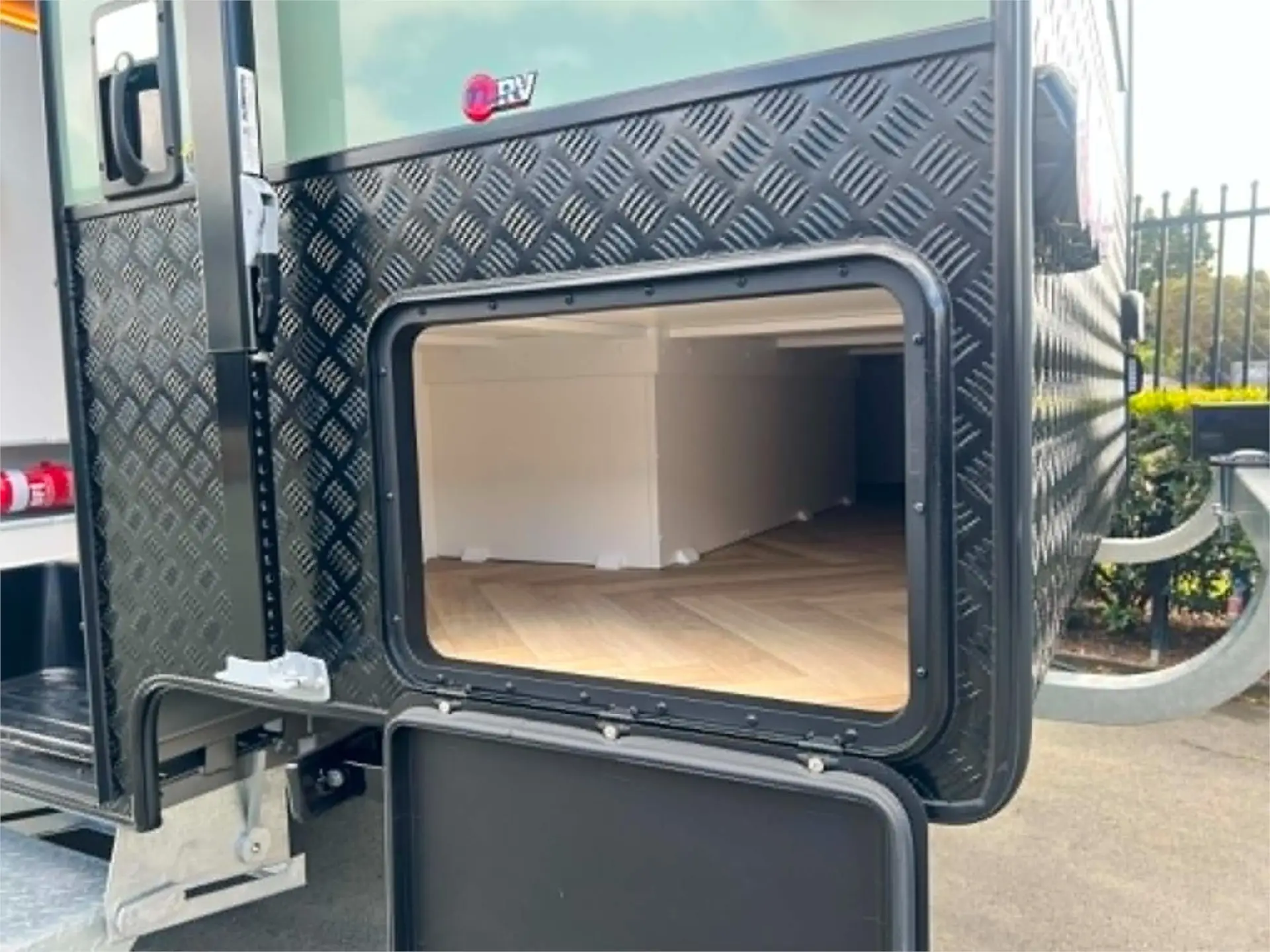 https://media-caravea.syd1.digitaloceanspaces.com/caravans/95EIC22112/exterior-34.webp