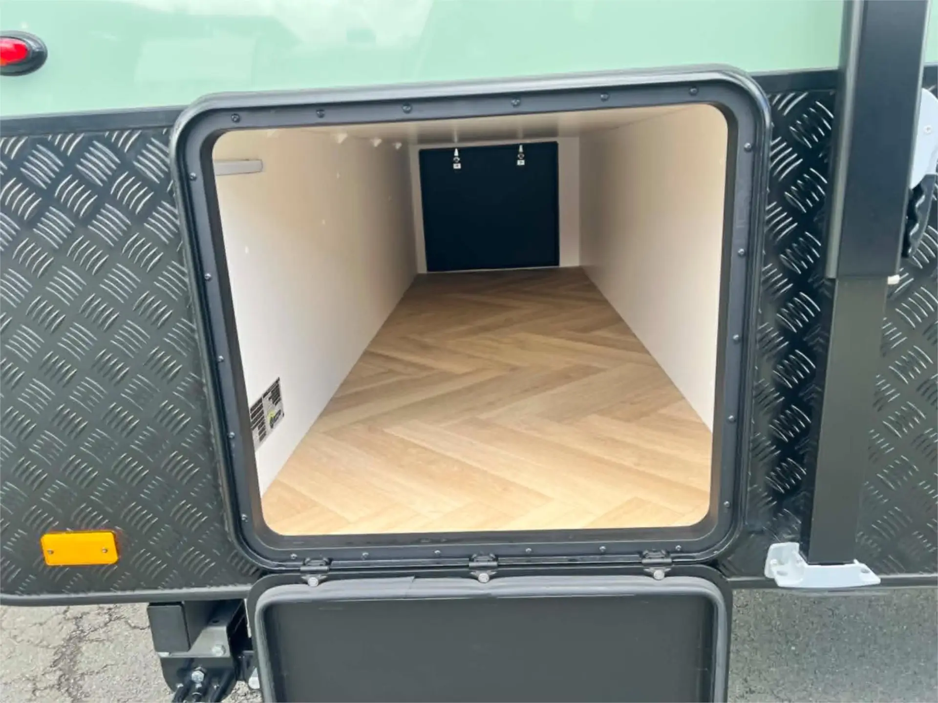https://media-caravea.syd1.digitaloceanspaces.com/caravans/95EIC22112/exterior-35.webp