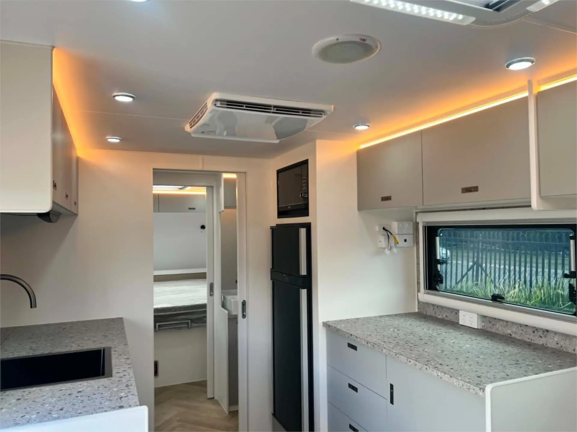 https://media-caravea.syd1.digitaloceanspaces.com/caravans/95EIC22112/exterior-37.webp