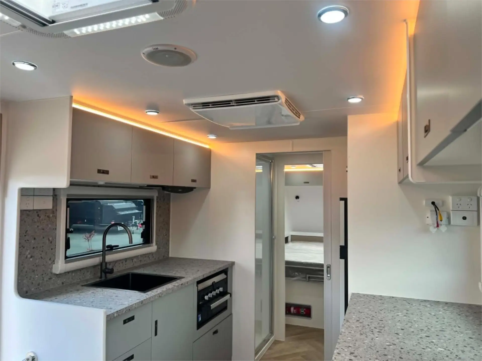 https://media-caravea.syd1.digitaloceanspaces.com/caravans/95EIC22112/exterior-38.webp