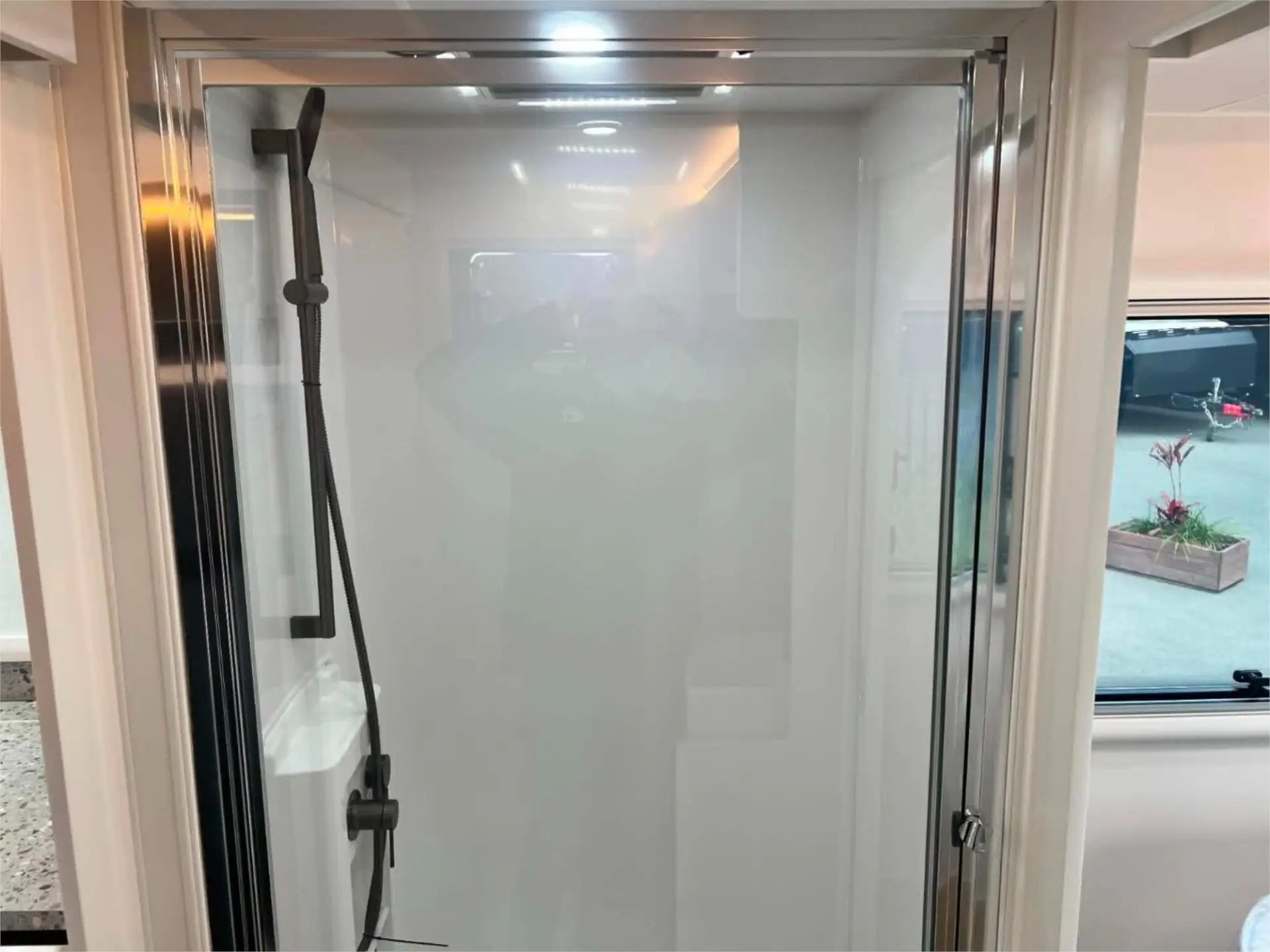 https://media-caravea.syd1.digitaloceanspaces.com/caravans/95EIC22112/exterior-4.webp