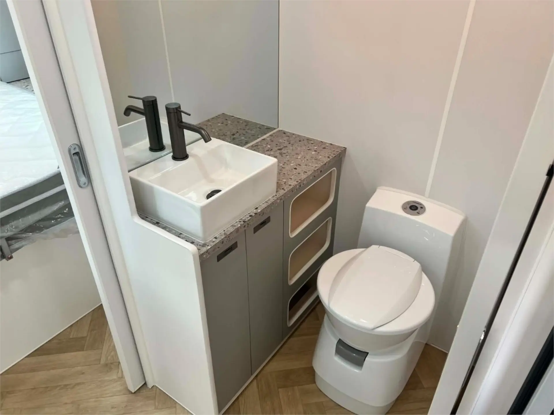 https://media-caravea.syd1.digitaloceanspaces.com/caravans/95EIC22112/exterior-5.webp