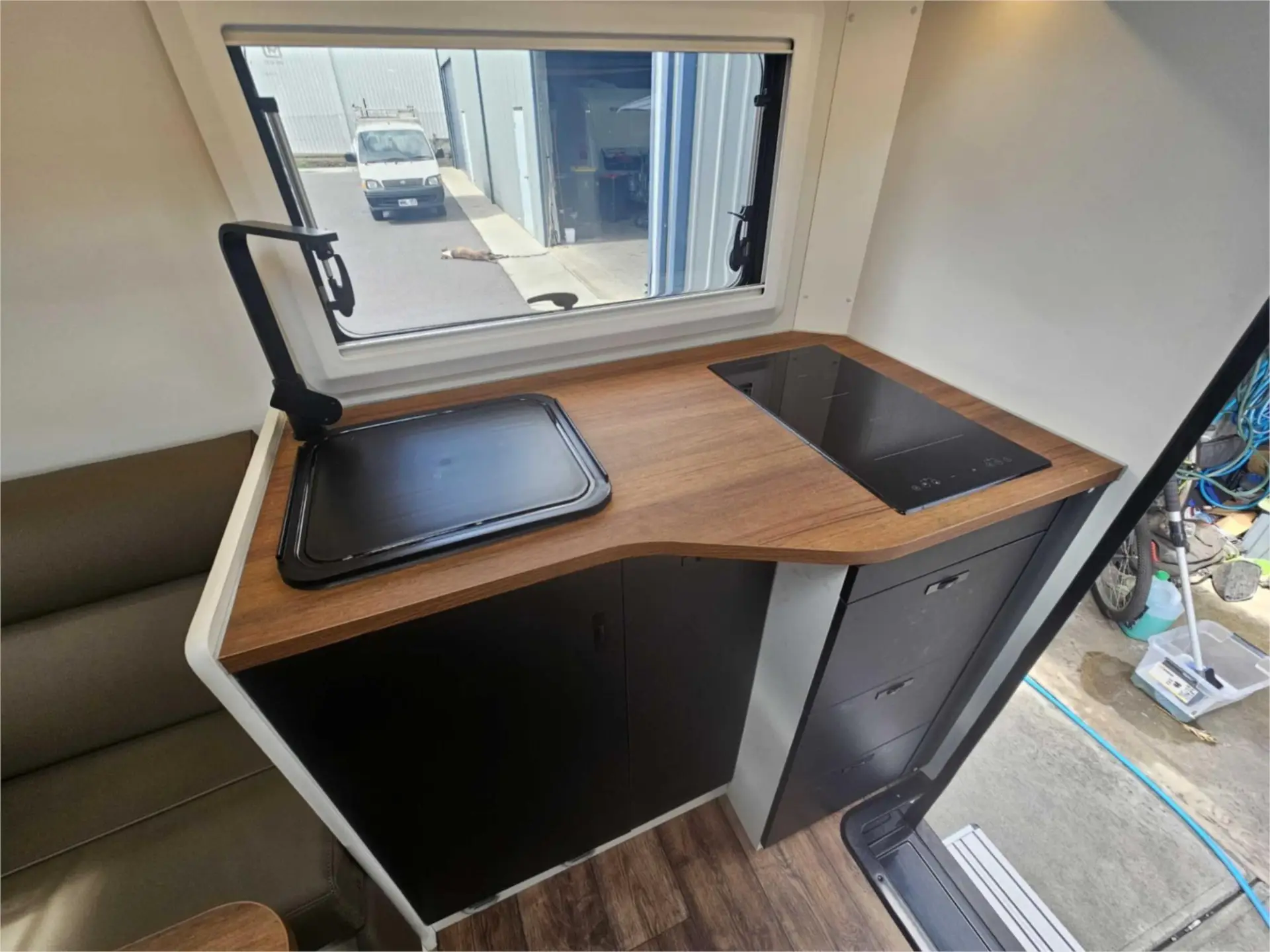 https://media-caravea.syd1.digitaloceanspaces.com/caravans/95EIC22118/exterior-13.webp