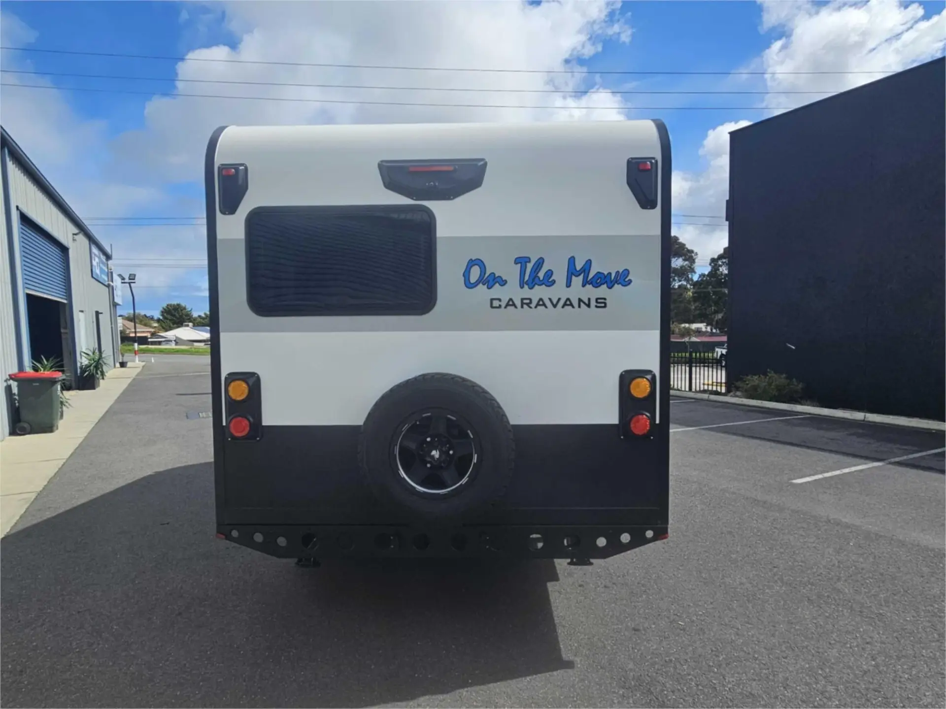 https://media-caravea.syd1.digitaloceanspaces.com/caravans/95EIC22118/exterior-14.webp