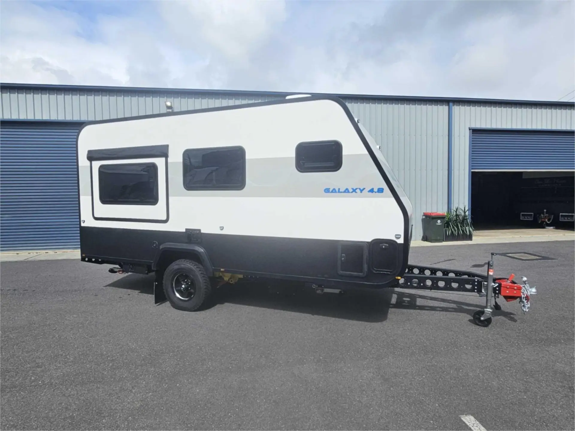 https://media-caravea.syd1.digitaloceanspaces.com/caravans/95EIC22118/exterior-15.webp
